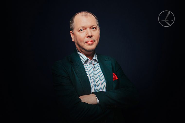 Mężczyzna w garniturze- zdjęcie portretowe