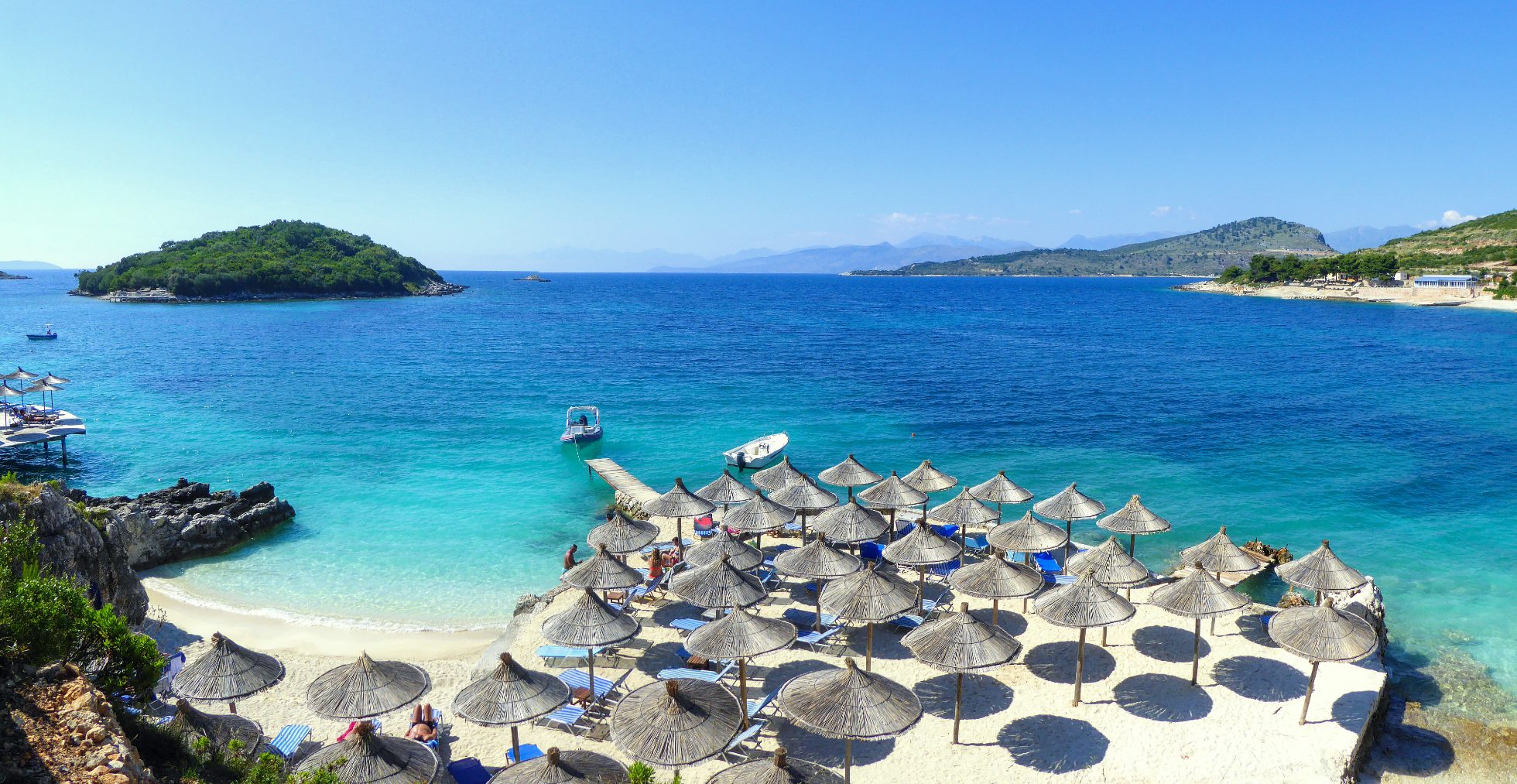 widok na morze i plaże z parasolkami - loty do Albanii