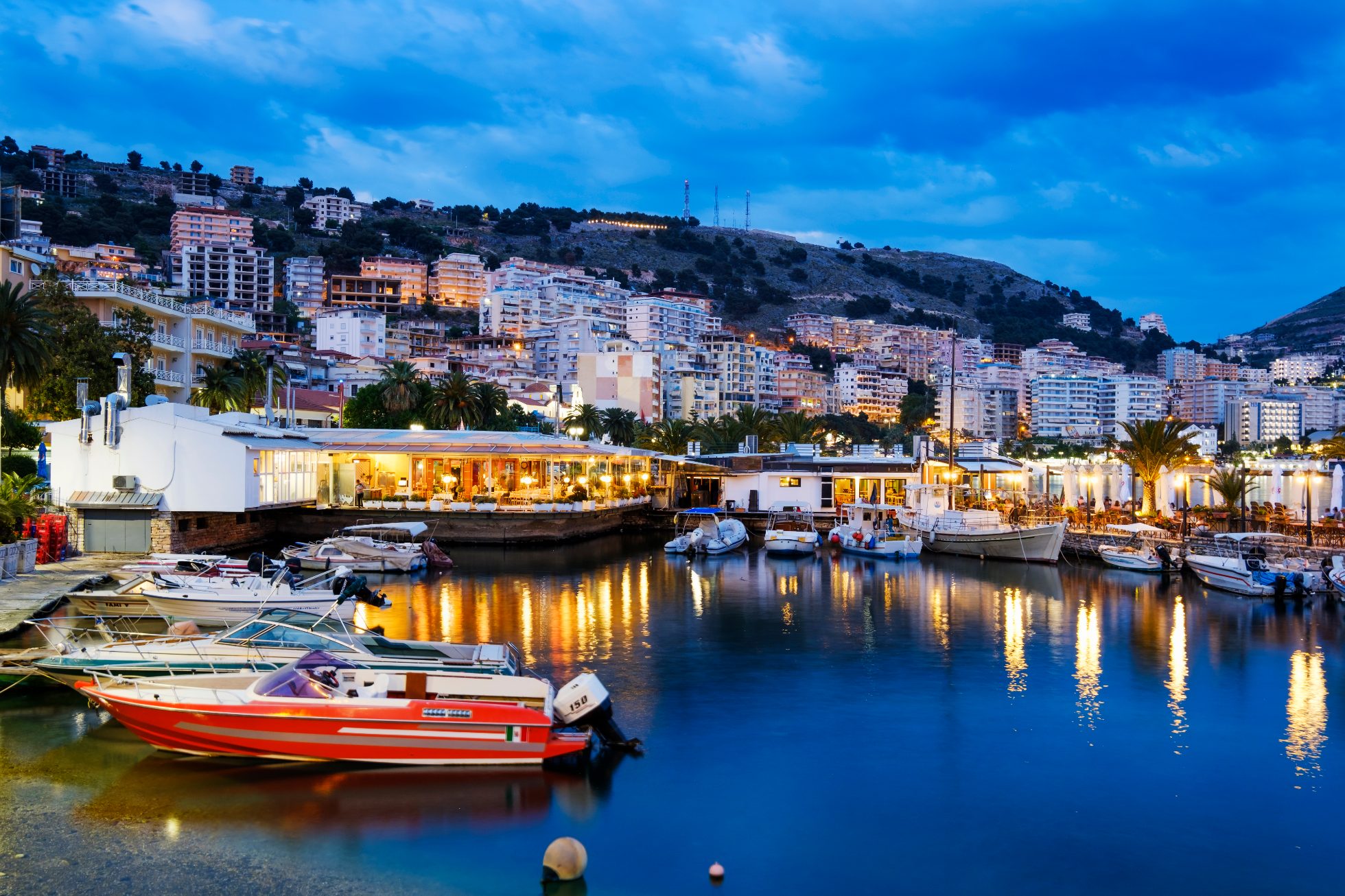 Albania, Okręg Wlora, Saranda, Port rybacki wieczorem