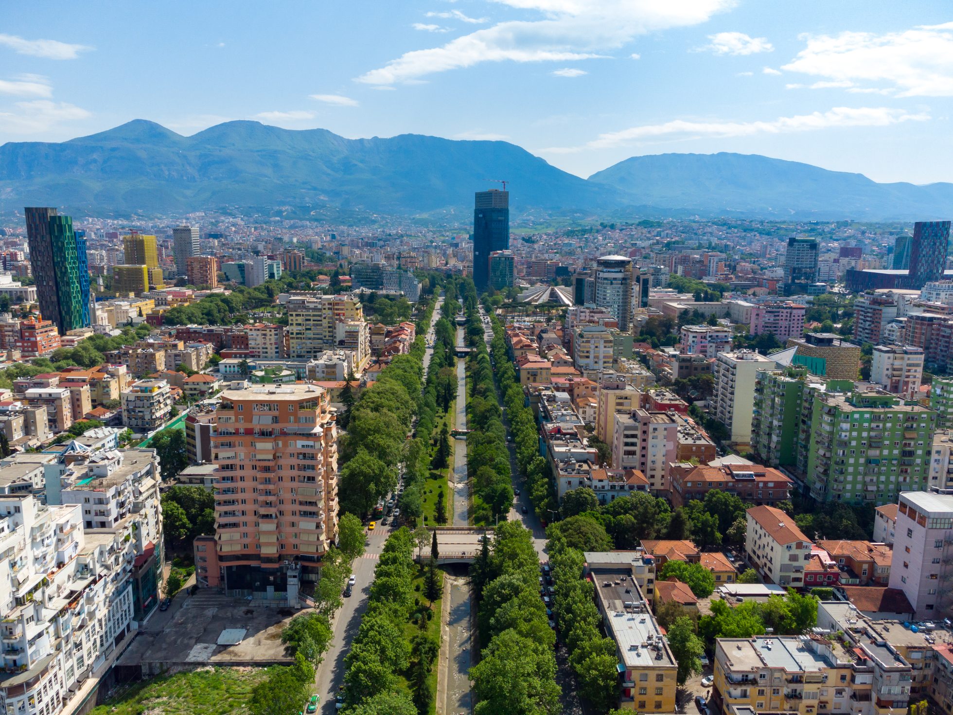 Tirana w słoneczny dzień z lotu ptaka