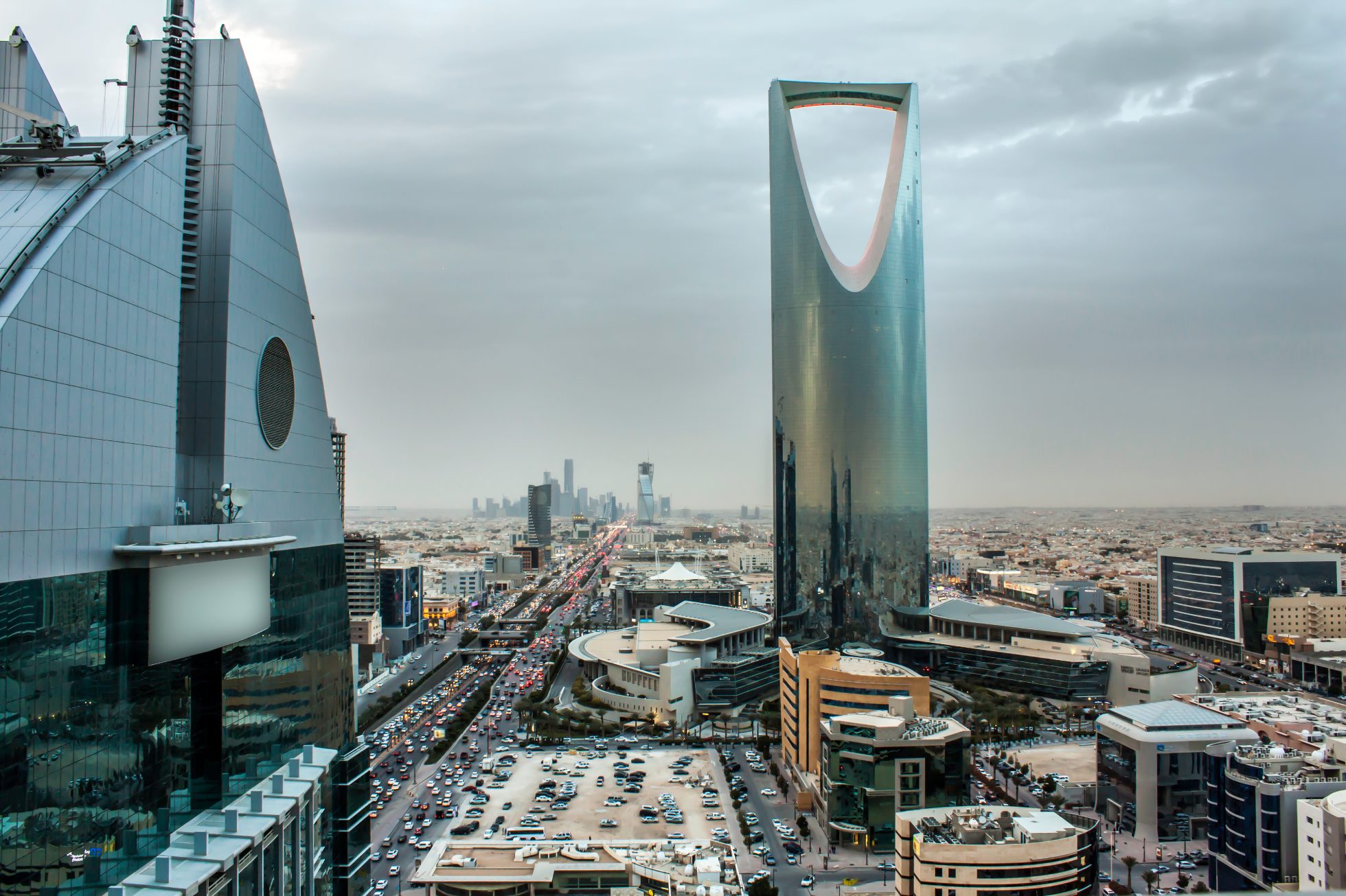 Widok na nowoczesne miasto z wieżowcami i ulicami w Riyadh.