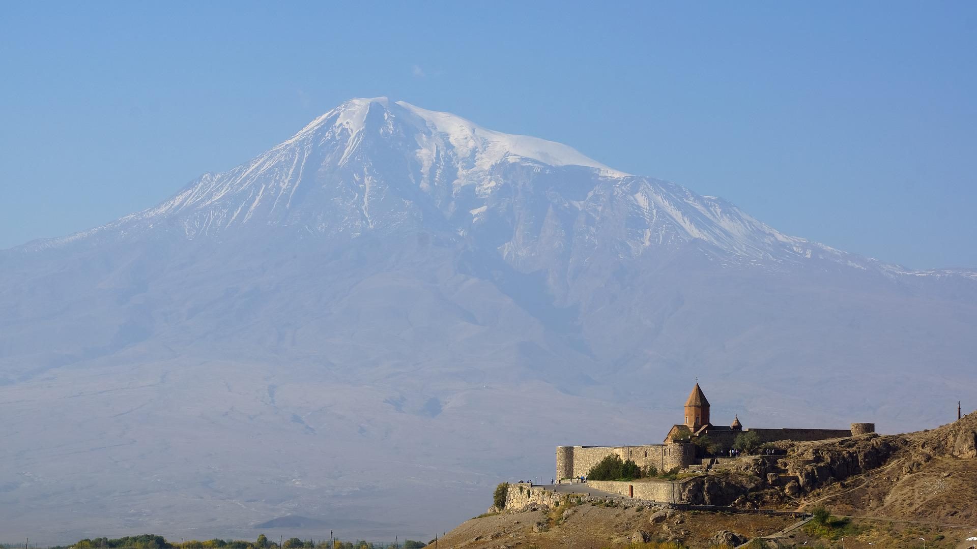 Klasztor Chor Wirap na tle góry Ararat
