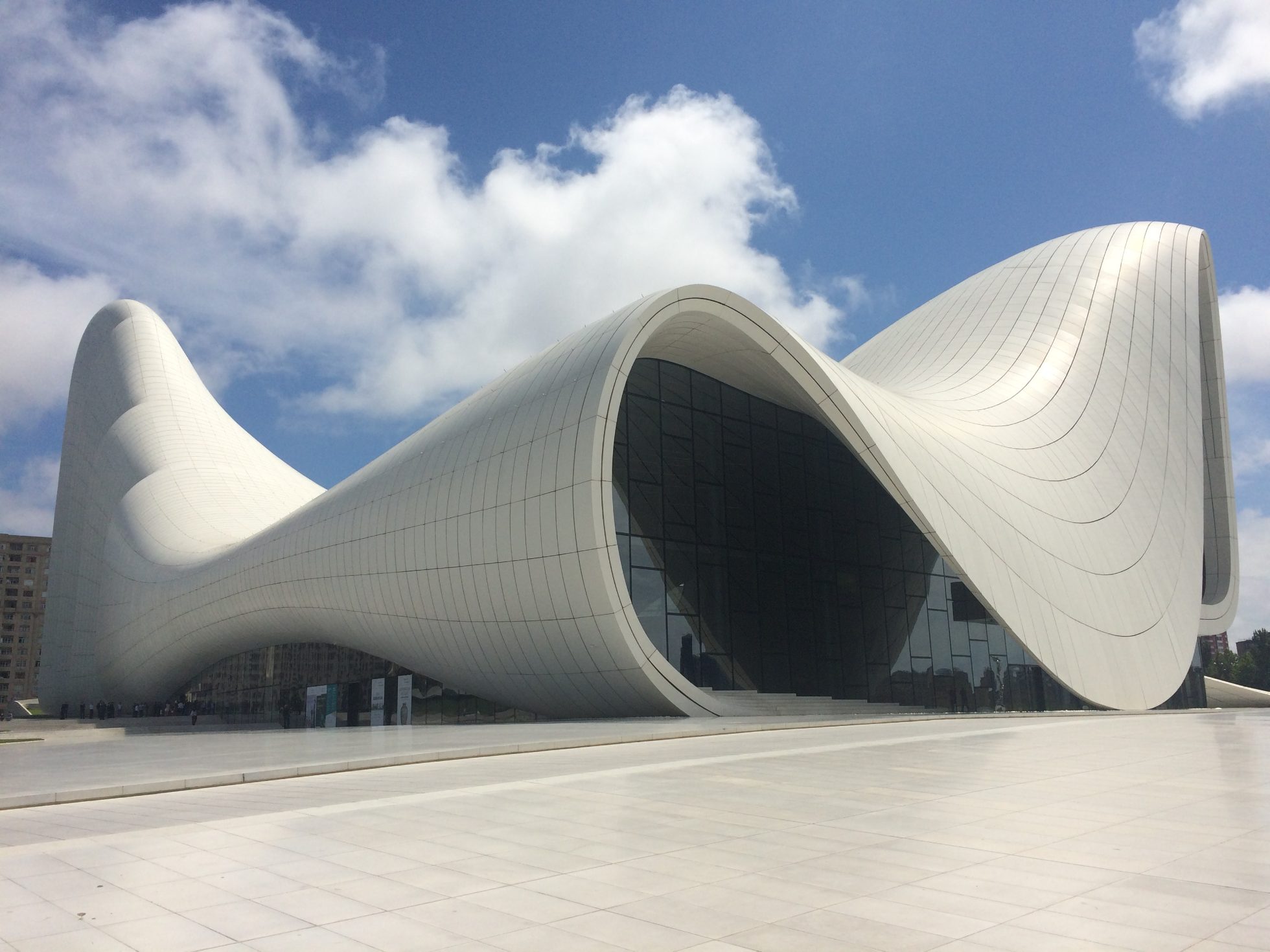 Co warto zobaczyć w Baku? Heydar Aliyev Centre w Baku zachwyca