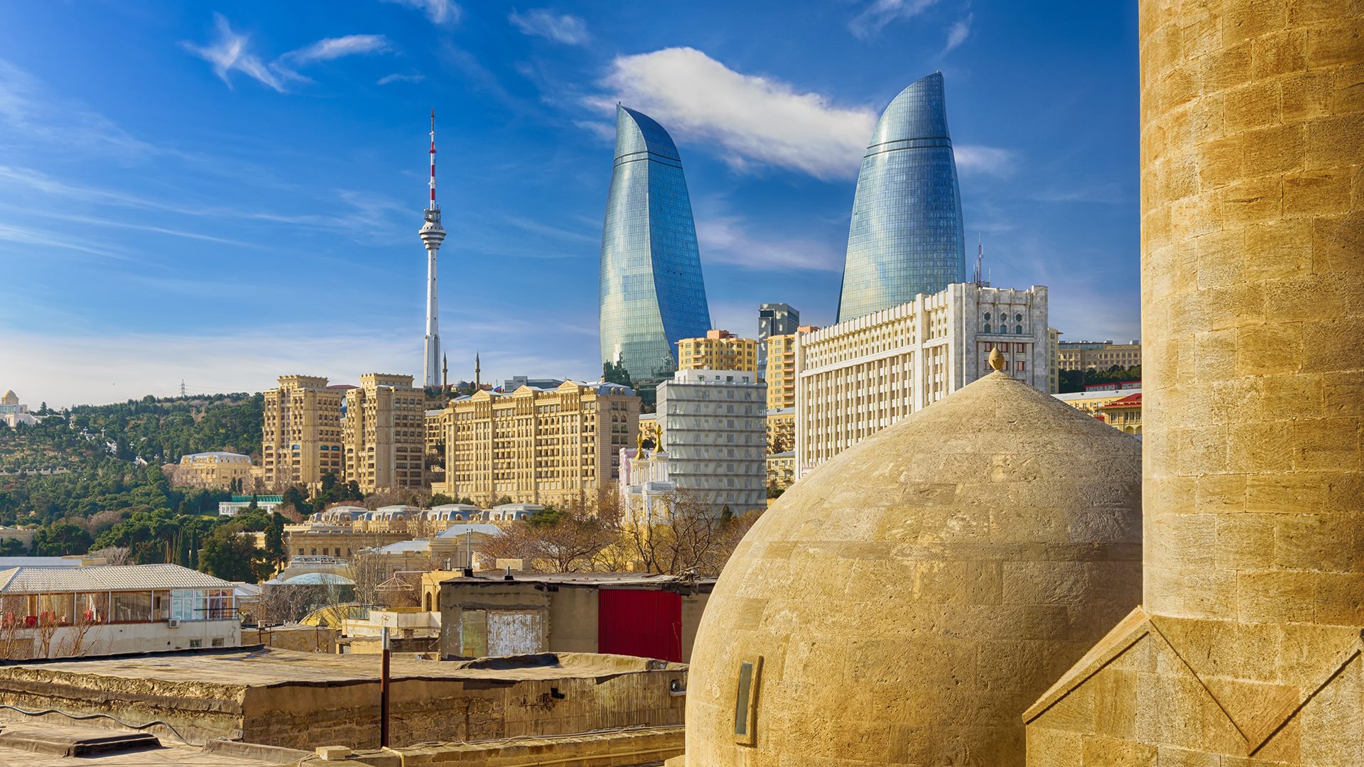 Atrakcje Baku - zobacz je wszystkie! Ogniste Wieże w słoneczny dzień