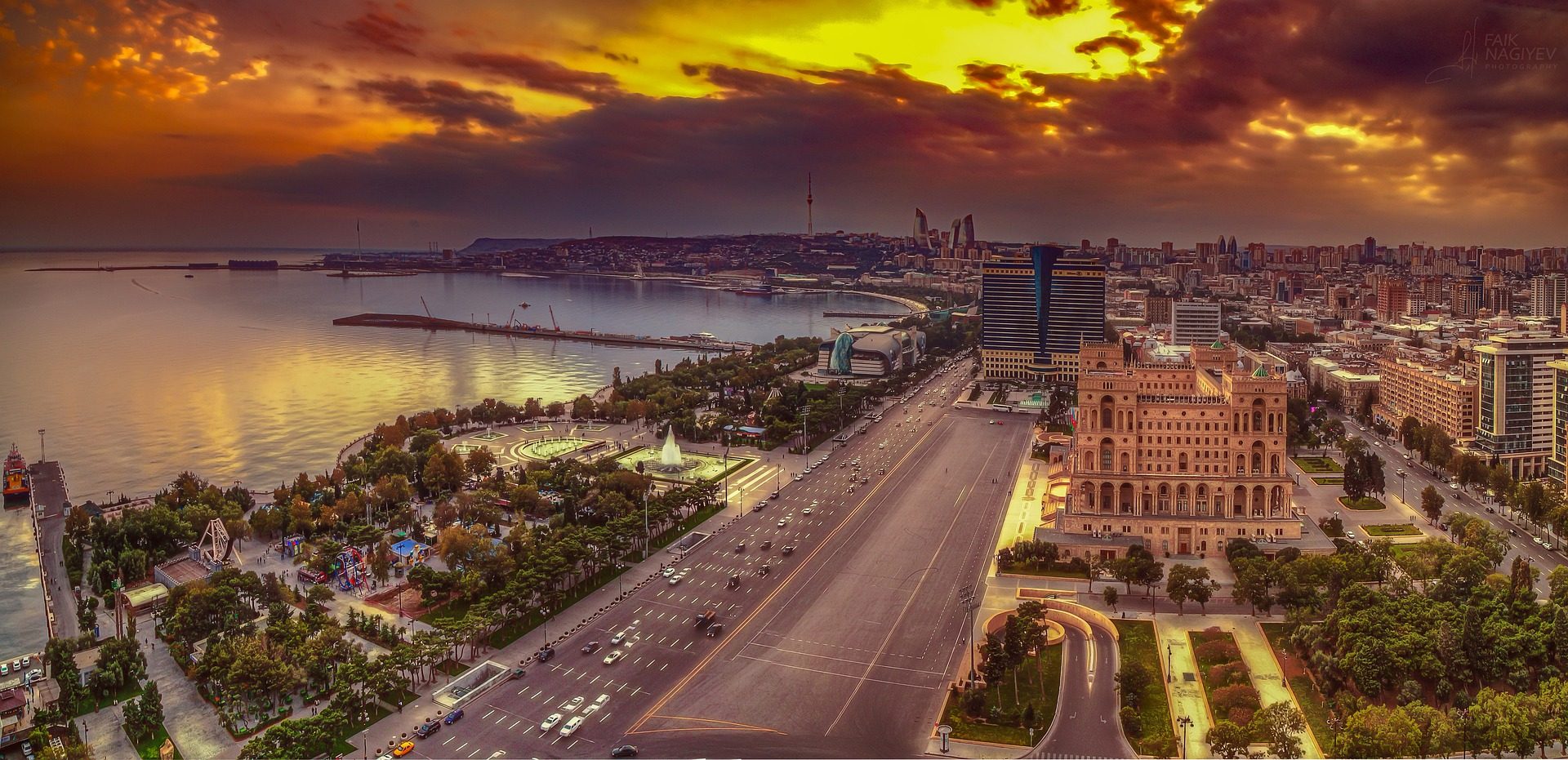 Atrakcje Baku - Spacer po nadmorskiej promenadzie w Baku to świetny pomysł na poznanie miasta