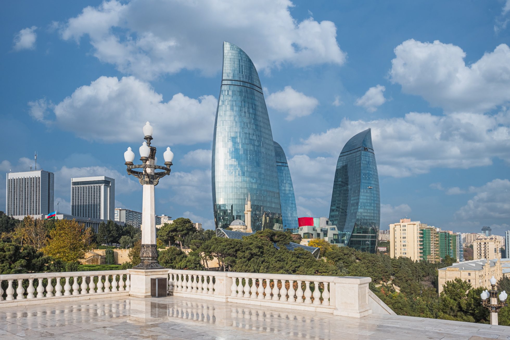 Atrakcja Baku. Symbol Baku - Ogniste Wieże - sfotografujesz z wielu miejsc miasta. Widok z Parku Highlandv