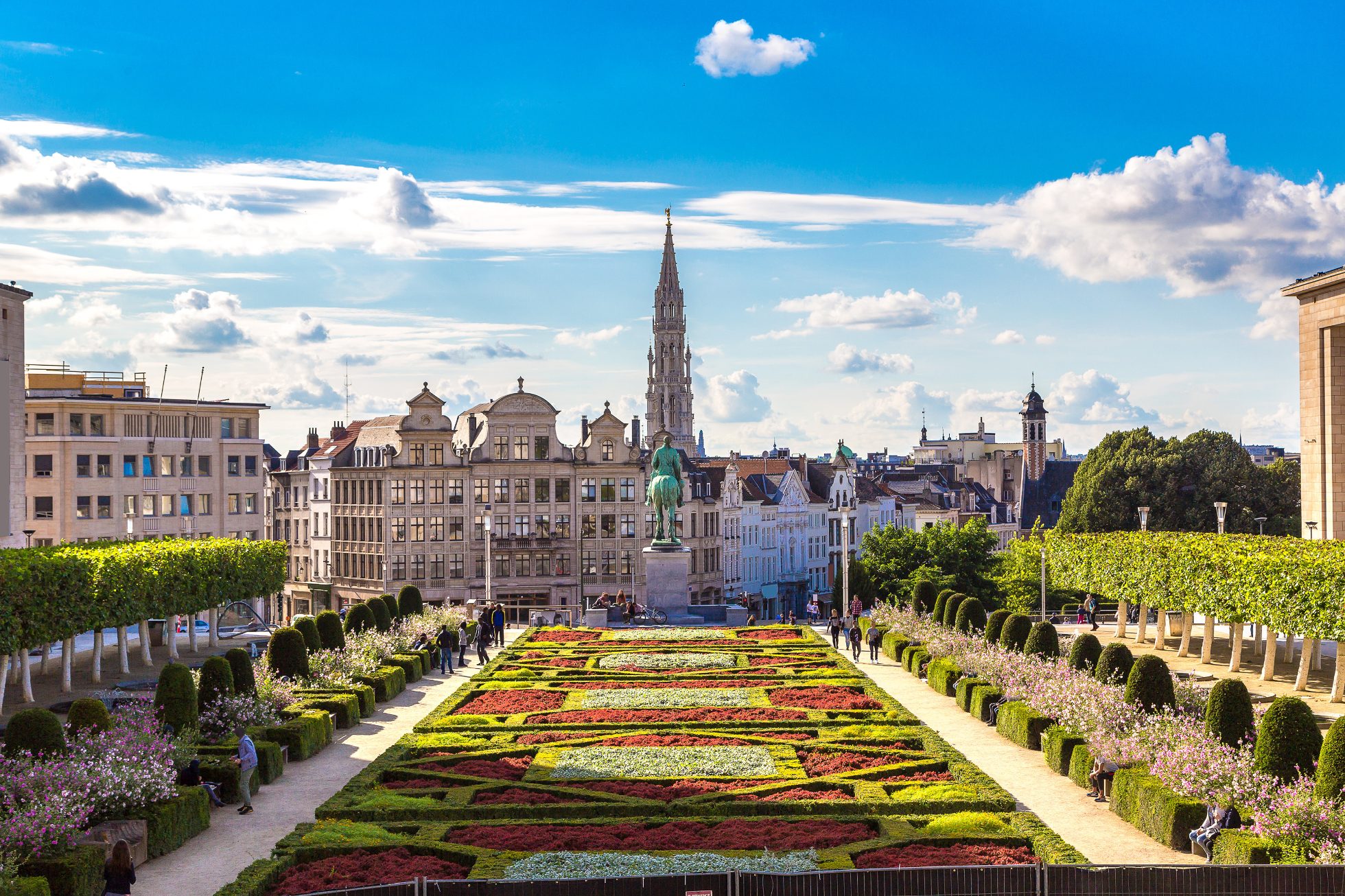 Ogrody Mont des Arts w Brukseli w słoneczny dzień