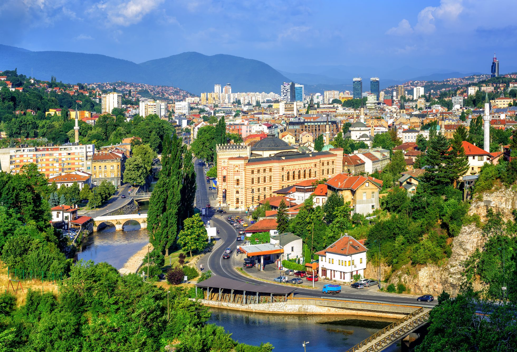 Panoramiczny widok na Sarajewo w słoneczny dzień