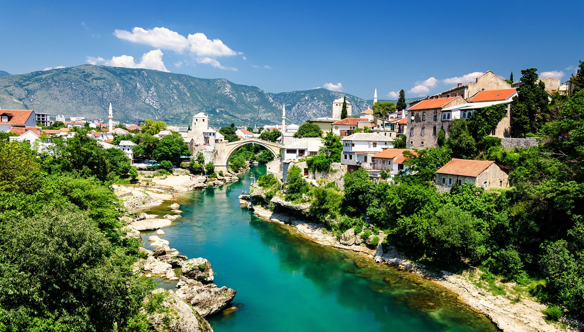 Widok na słoneczny Mostar i słynny most - atrakcje Bośni i Hercegowiny