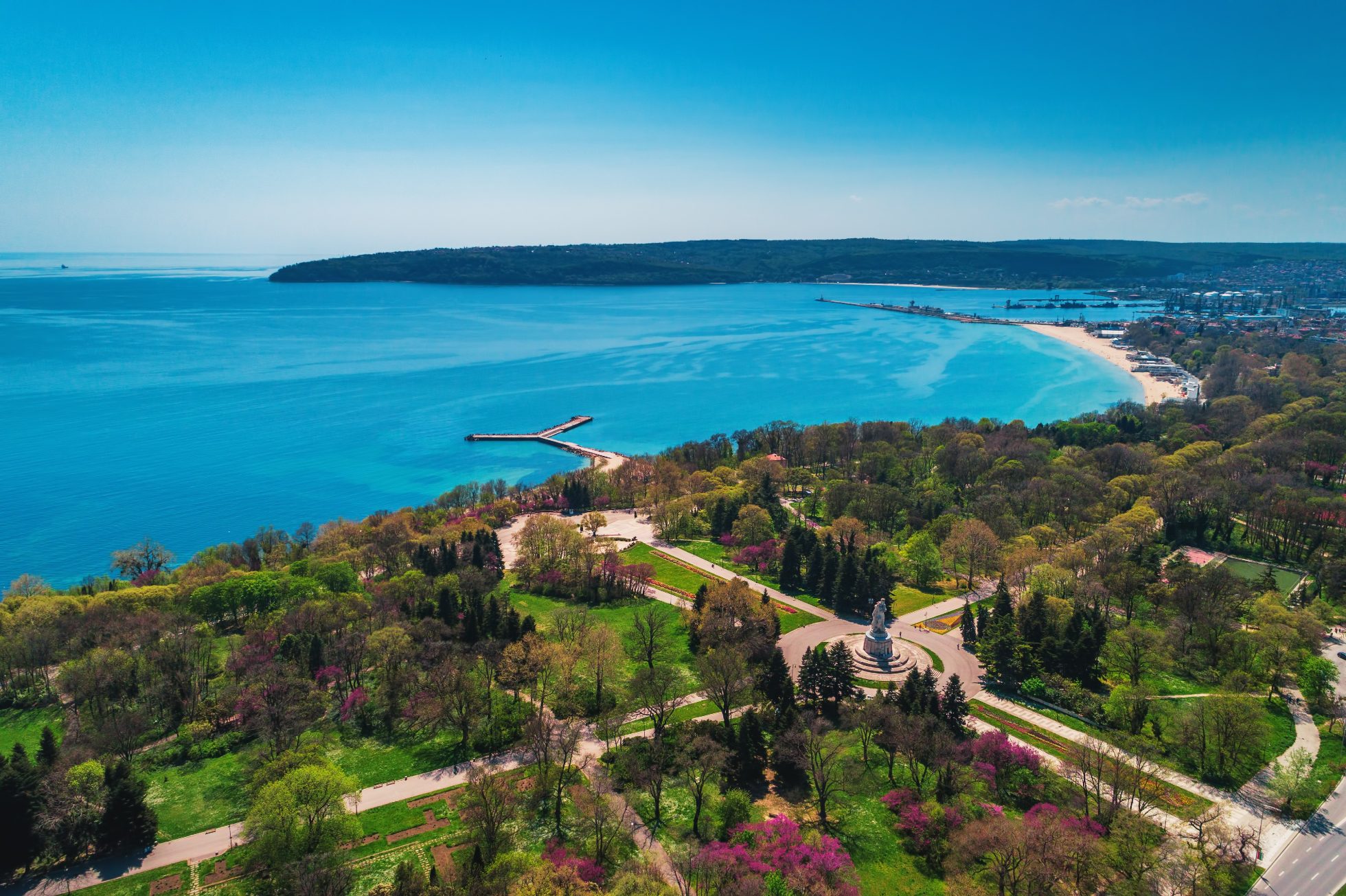 Panoramiczny widok na wybrzeże Warny wiosną