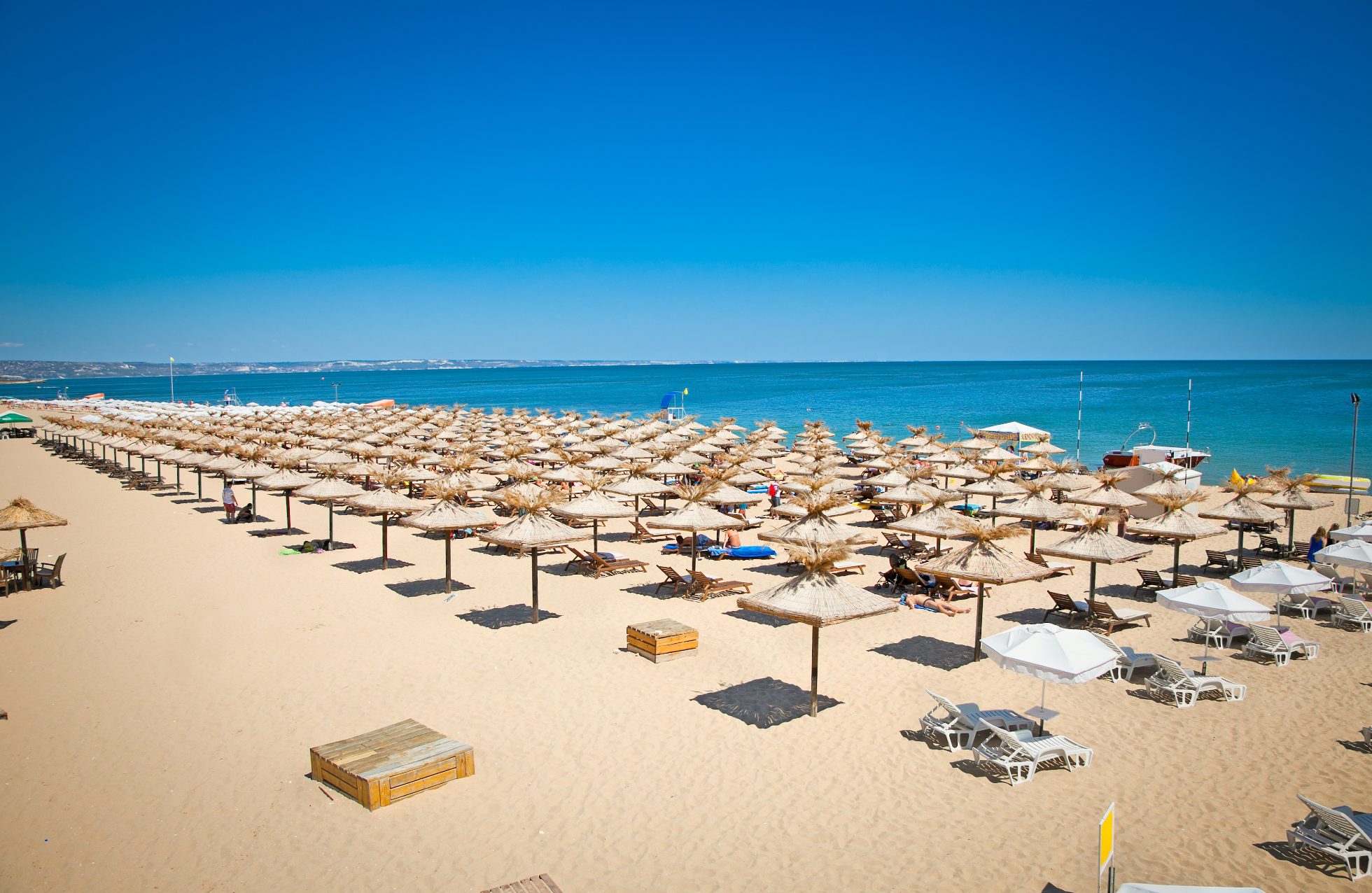 Panoramiczny widok na plażę w Warnie nad Morzem Czarnym w Bułgarii.