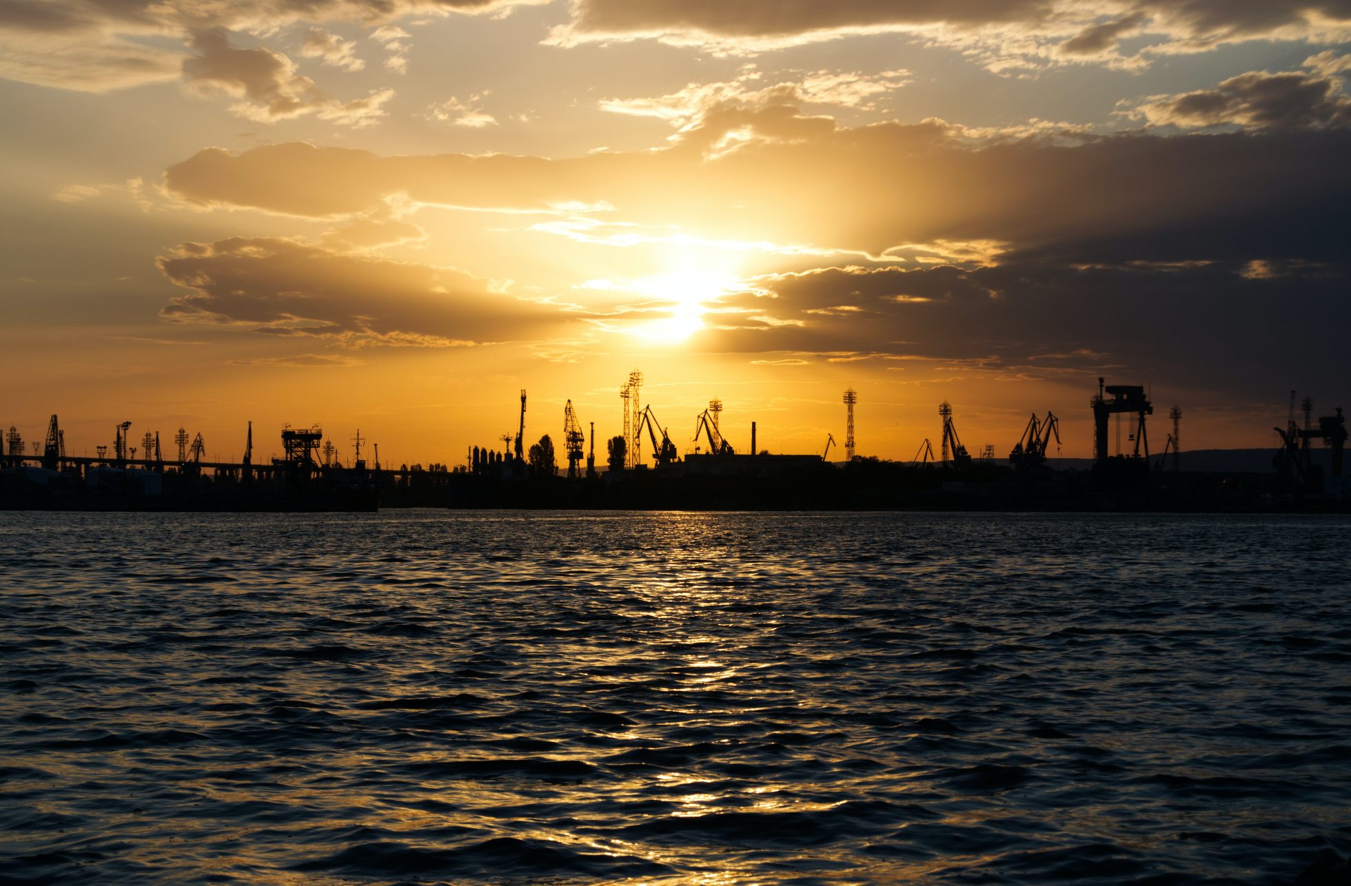 Widok na port w Warnie o zachodzie słońca