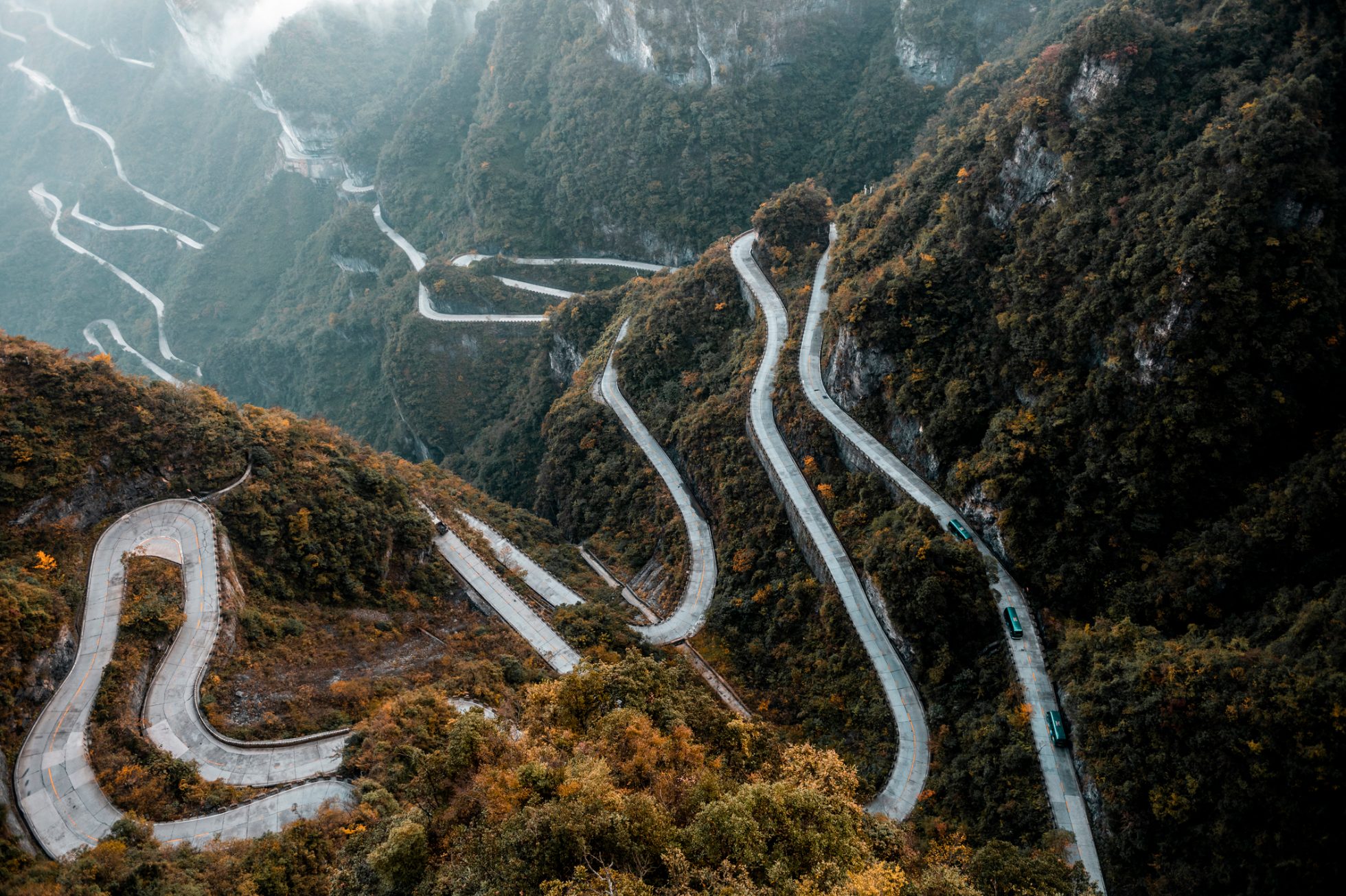 Długa koślawa górska droga Zhangjiajie , na górze Tianmen, Chiny, zrobiona z helikoptera.