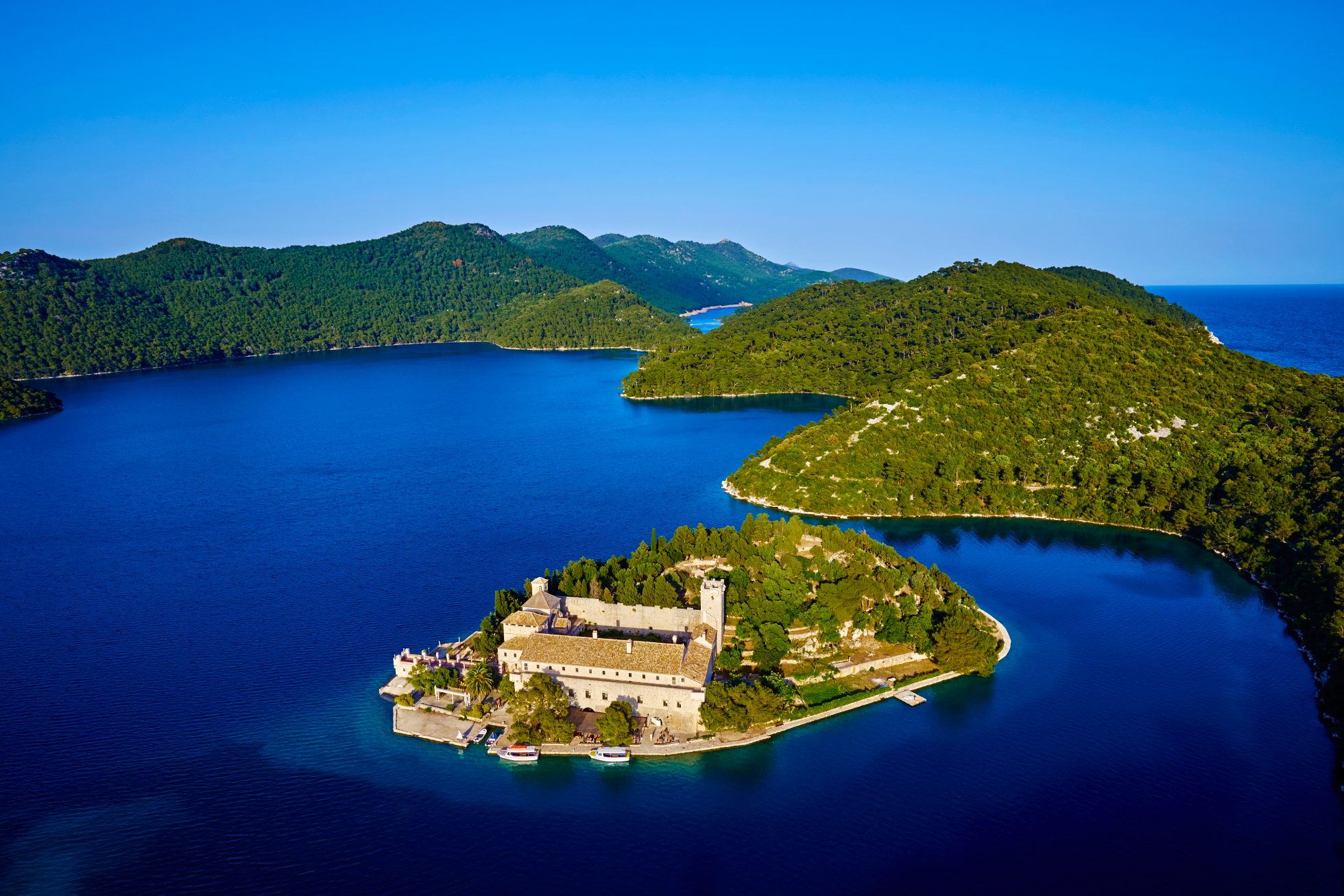 Chorwacja, Dalmacja, Dubrownik-Neretwa, Wyspa Mljet, Park Narodowy Mljet, Klasztor Benedyktynów na Wyspie św. Marii w Veliko Jezero, Duże Jezioro; okolice Dubrownika