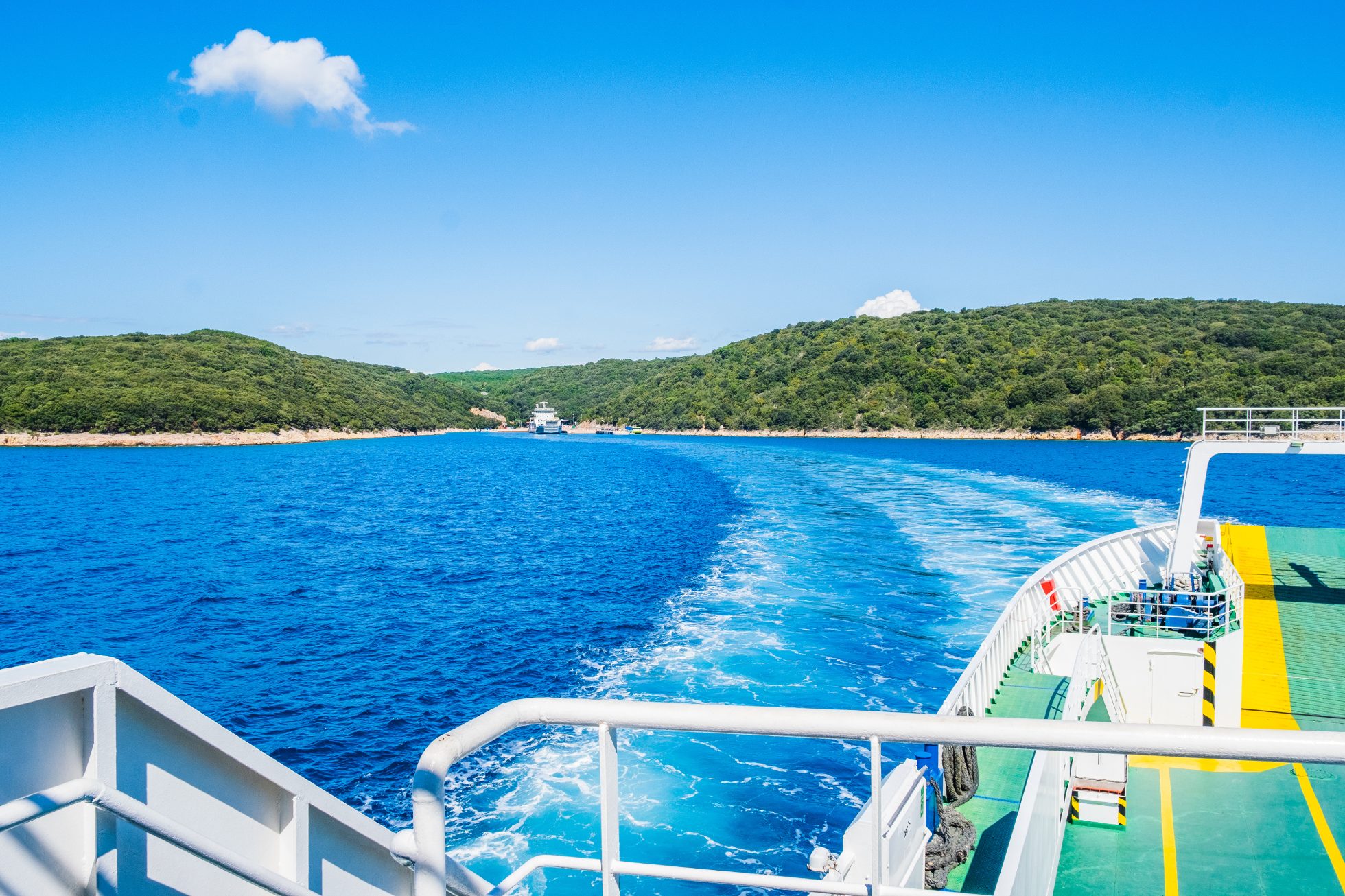 Prom między wyspami Cres i Krk w Chorwacji, wyspa Hvar