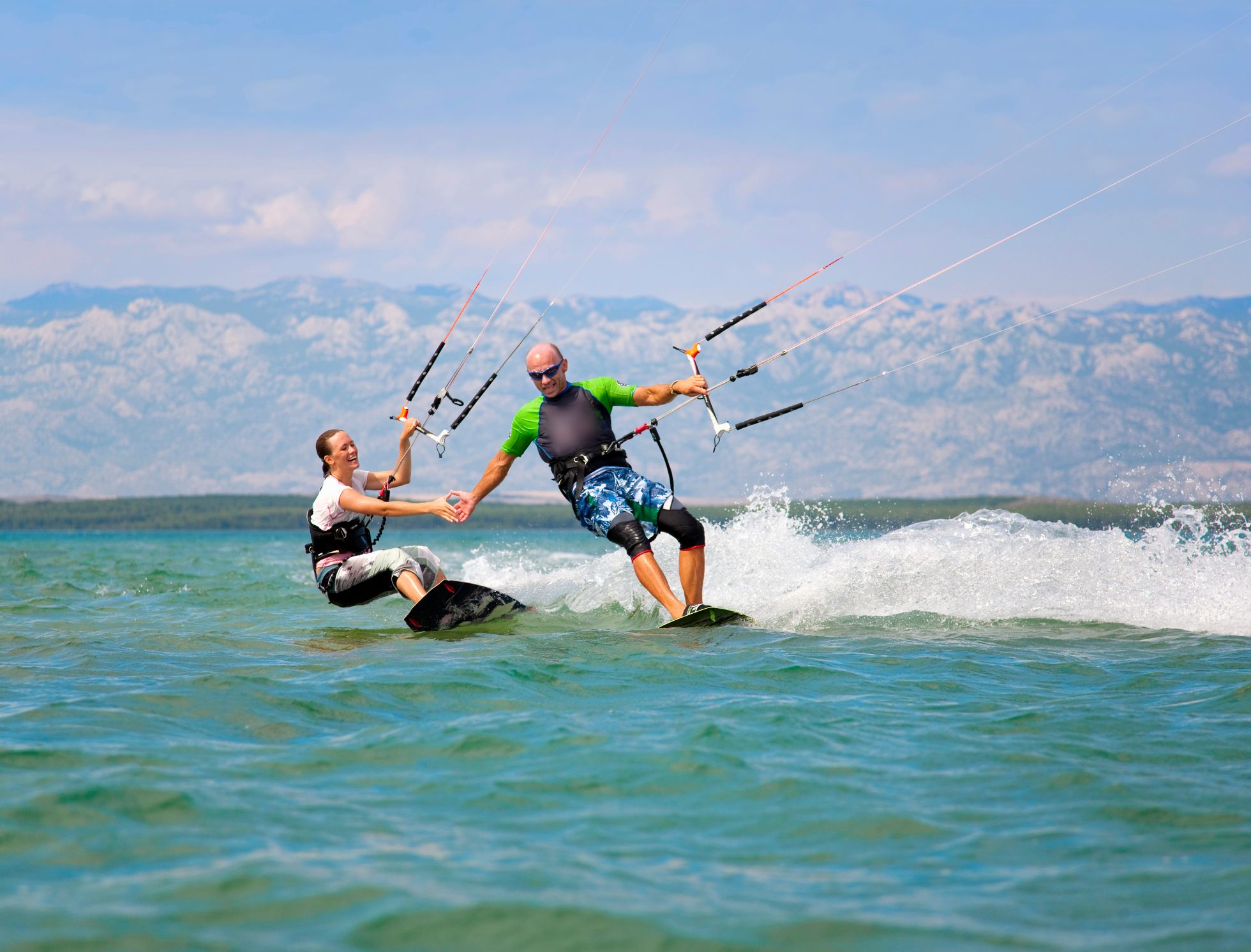 Ludzie na windsurfingu w Chorwacji, co zobaczyć w Dalmacji