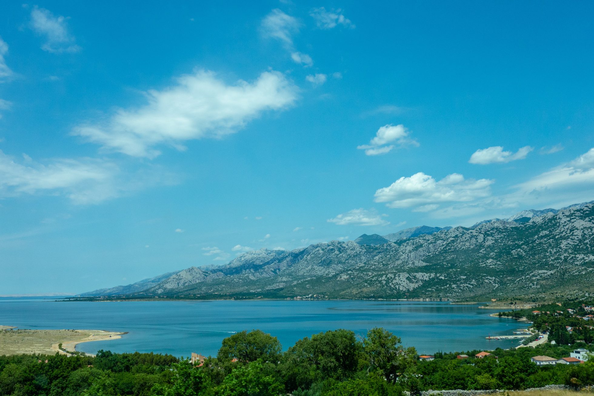 miasteczko Senj pomiędzy wysokim masywem górskim a wybrzeżem Morza Adriatyckiego. Mniej popularne miejsca Chorwacji.