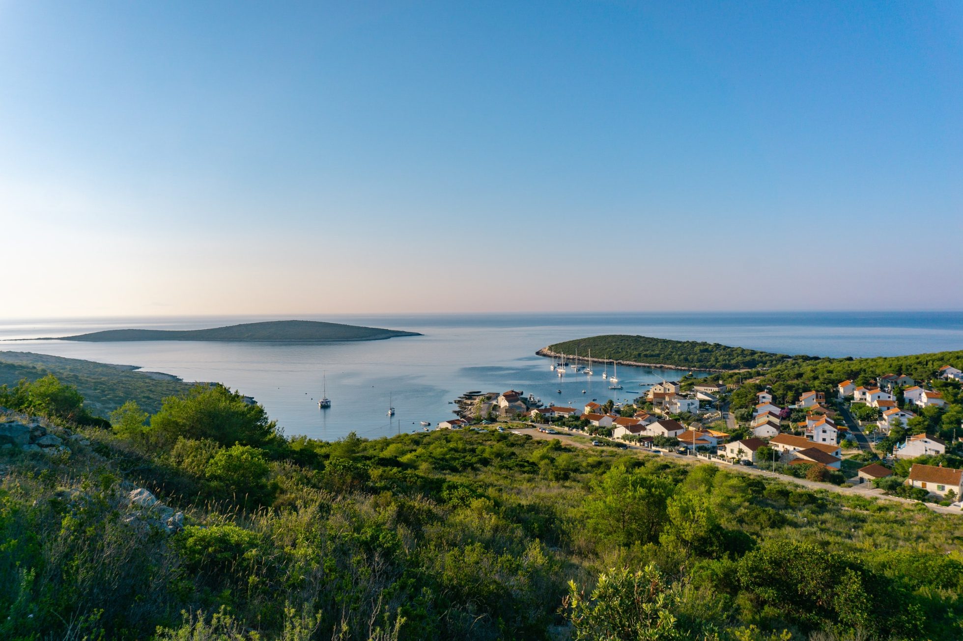 widok na zatokę Rukavac, na wyspie Vis w Chorwacji; ciekawe miejsca w Chorwacji