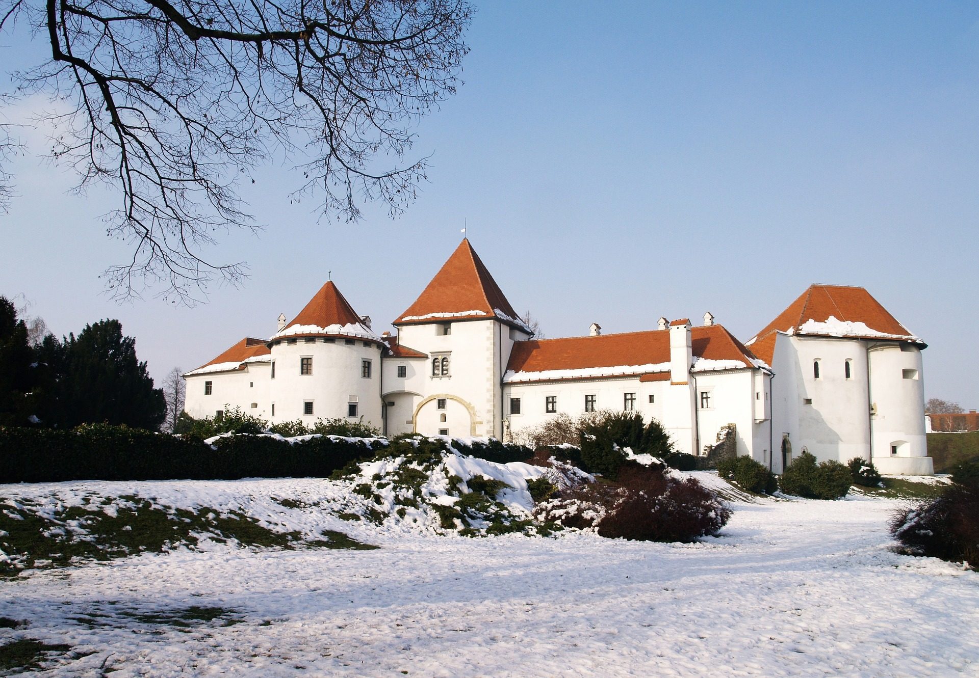 Biały zamek z pomarańczowym dachem w zimę