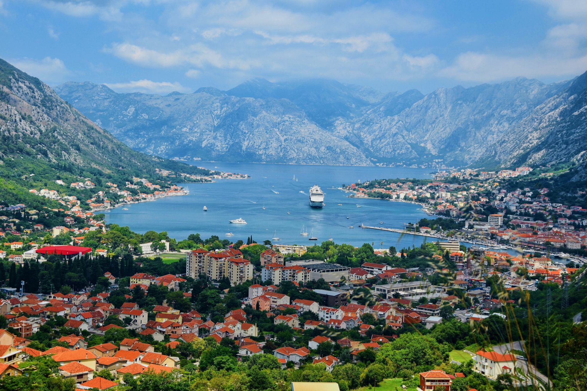Widok na Zatokę Kotorską z miastem Kotor; atrakcje Czarnogóry
