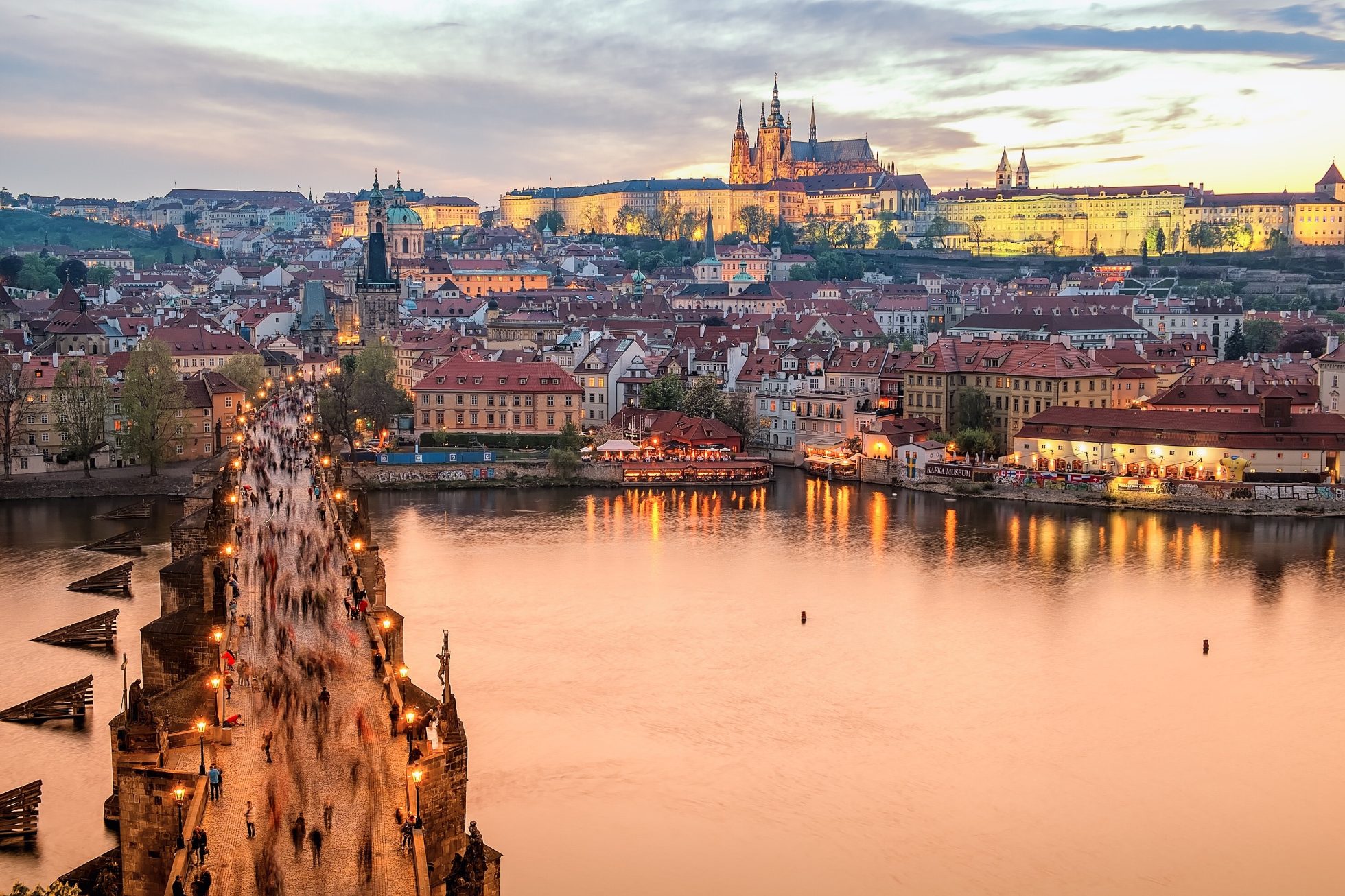Widok na Most Karola w Pradze i panoramę miasta