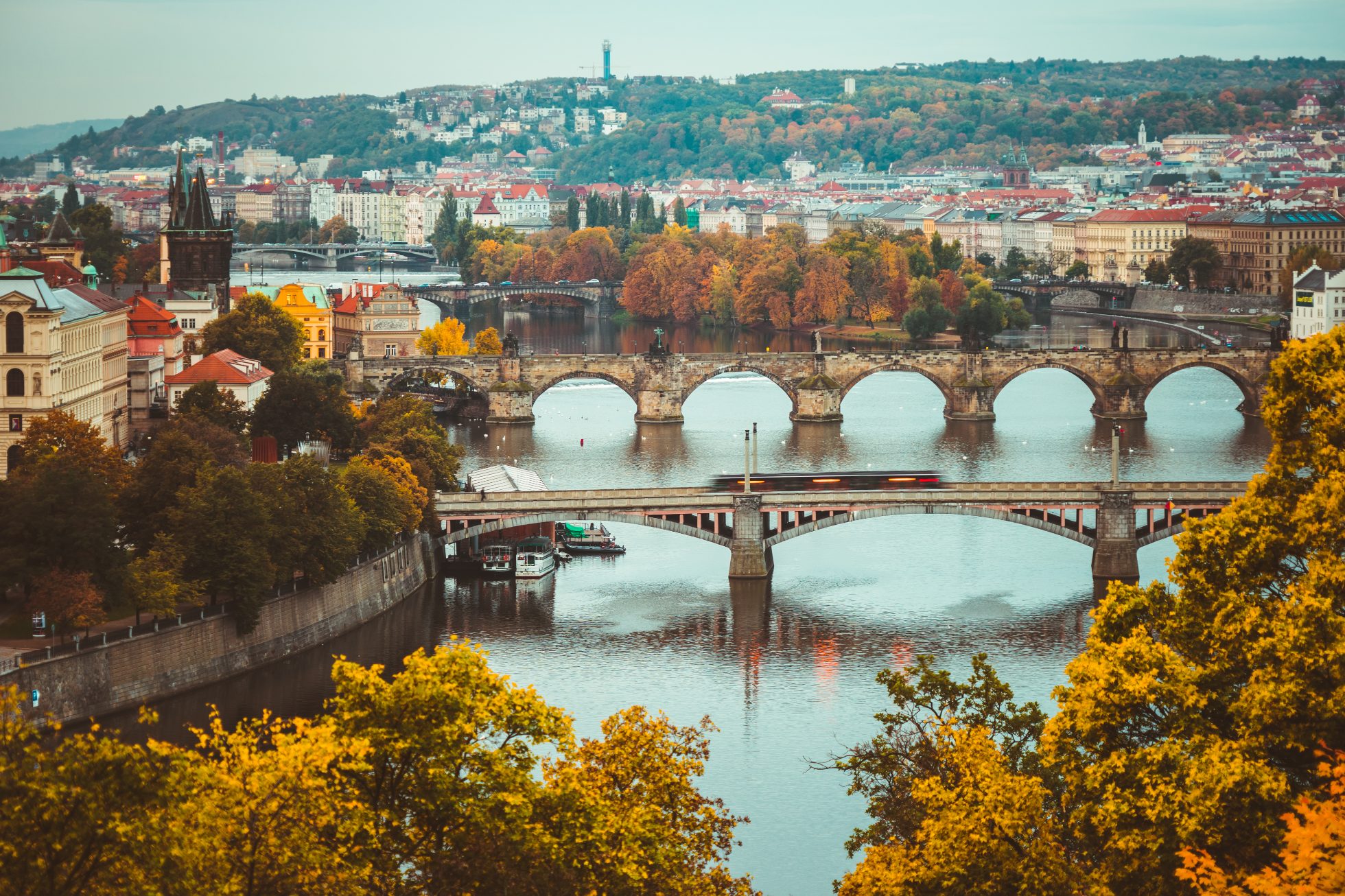 Widok na panoramę Pragi , gdzie na wakacje w październiku?