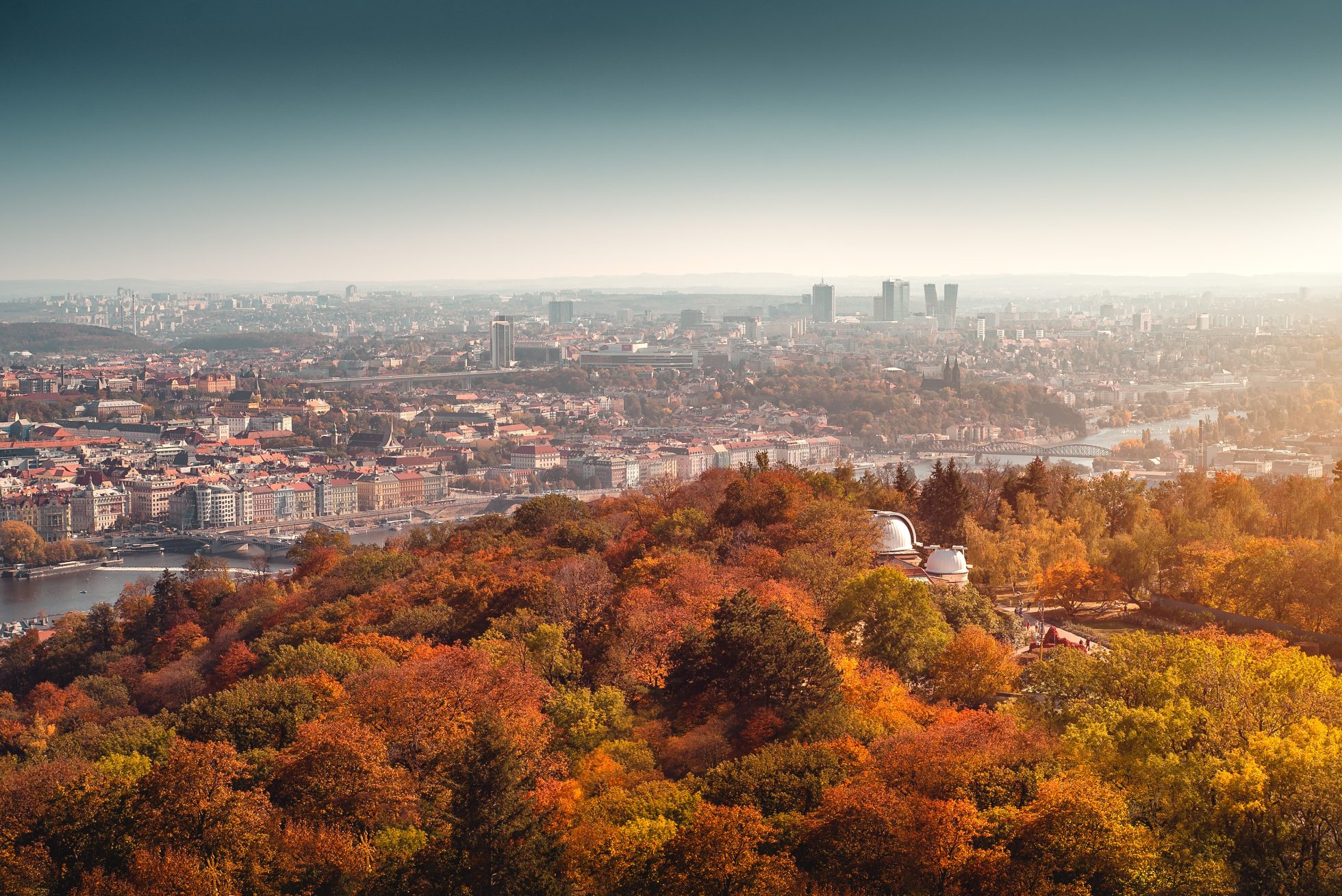 Panoramiczny widok na Pragę z wieży Petrinskiej jesienią, wakacje w październiku
