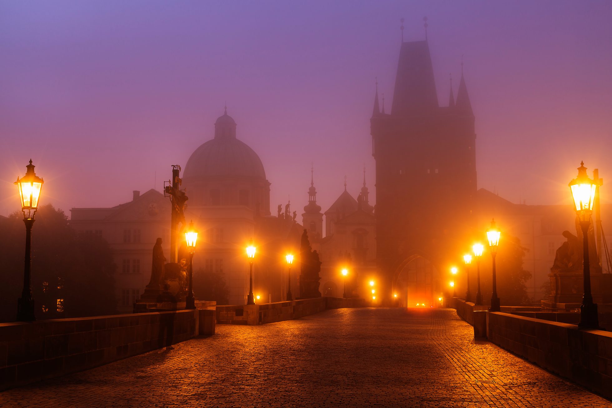 Most Karola oświetlony latarniami gazowymi wczesnym, mglistym porankiem, Praga, Czechy, pomysły na Halloween
