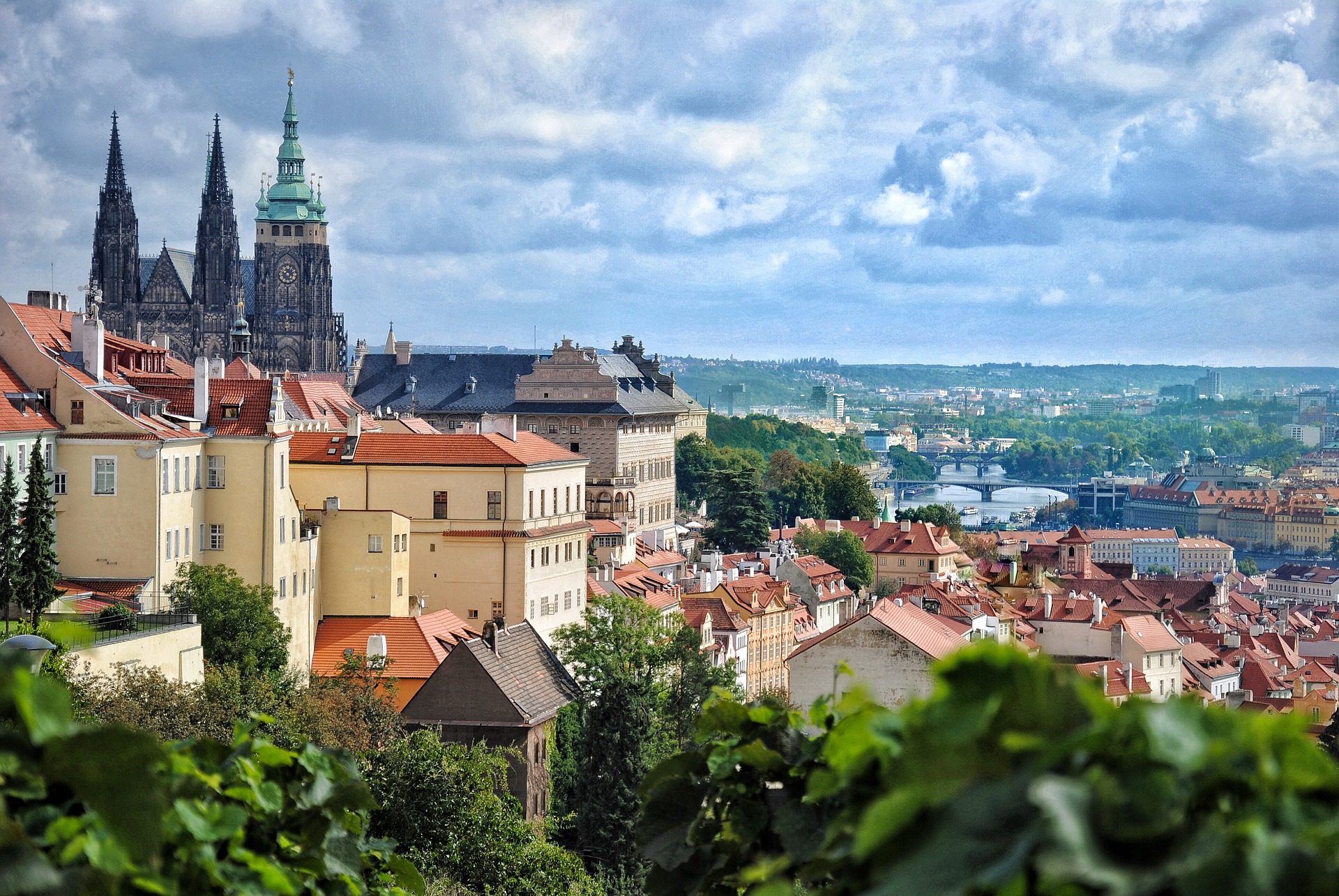 Panoramiczny widok na budynki i katedrę św. Wita w Pradze w słoneczny dzień