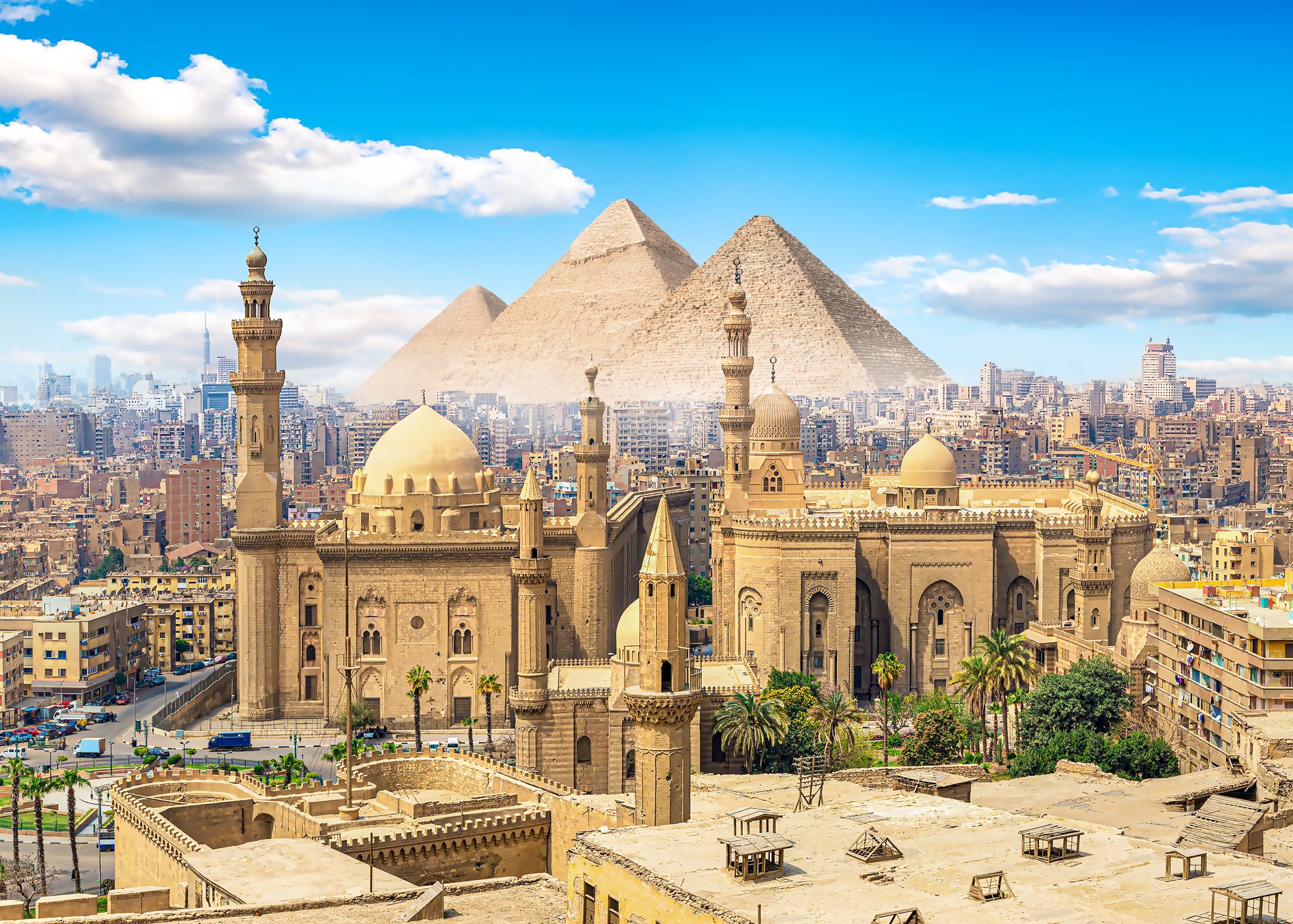 Veduta aerea del Cairo, Egitto. La foto mostra strade affollate e grattacieli sullo sfondo.