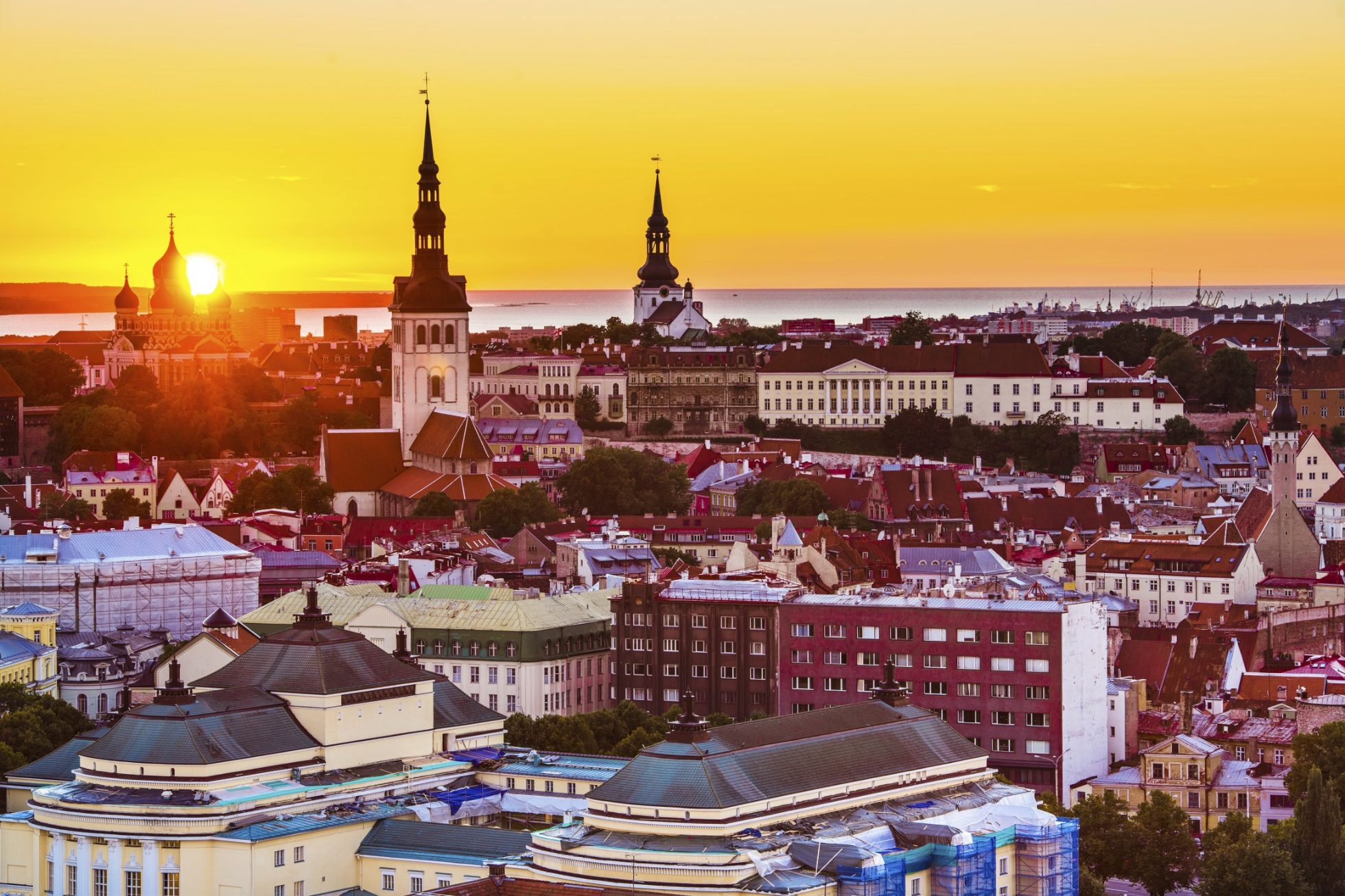 Panorama Tallina o zachodnie słońca z lotu ptaka