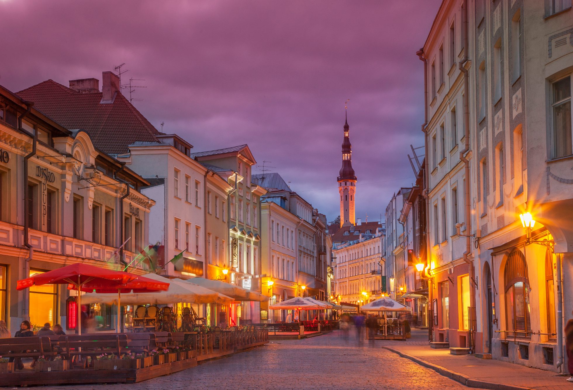 Oświetlona ulica w krajobrazie miejskim, Tallin, Estonia