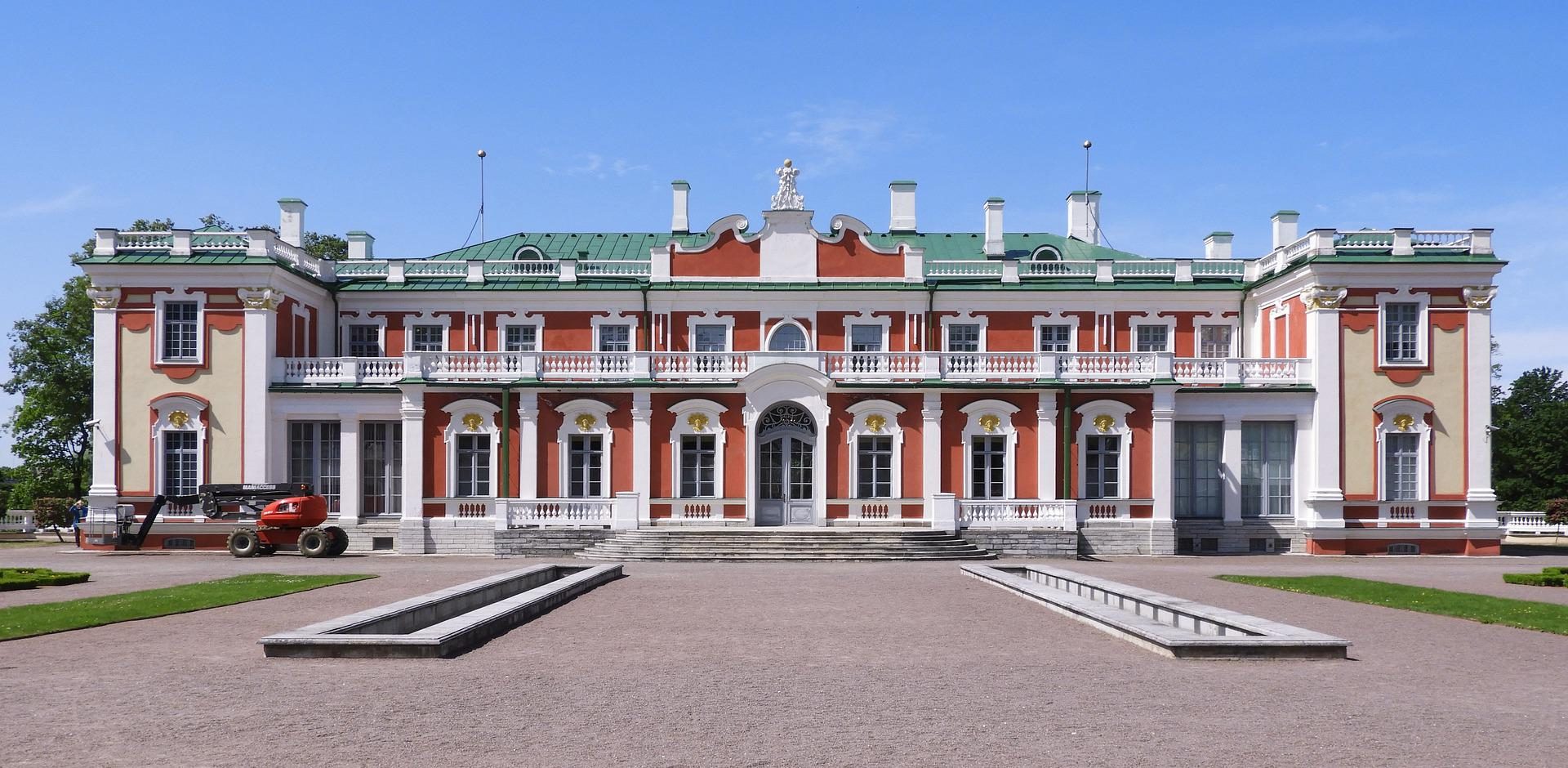 Eleganckie oblicze miasta prezentuje pałac Kadriorg w Tallinnie - warto wstąpić tu chociaż na chwilę!