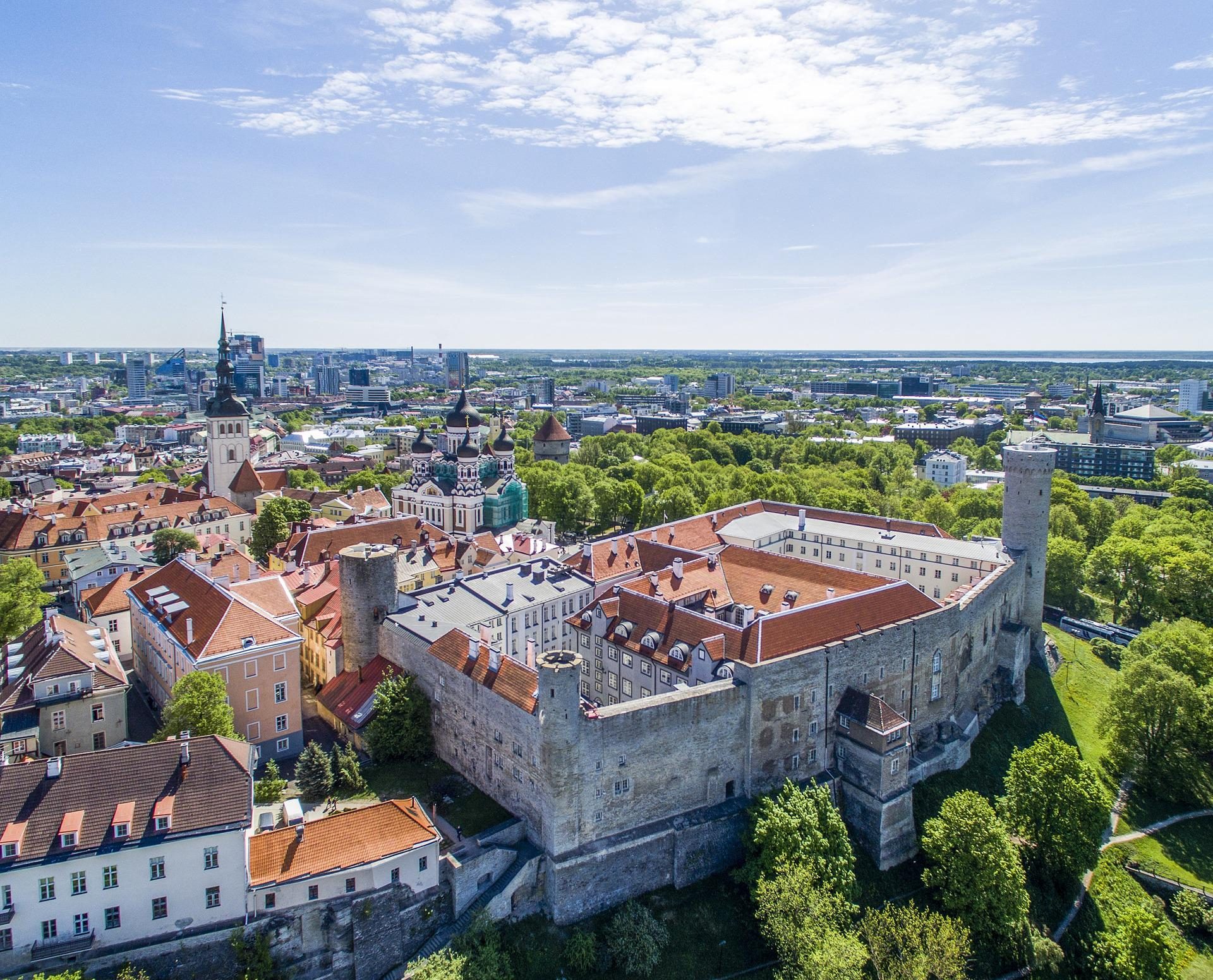Tallinn - zabytki miasta ze strzelistą wieżą kościoła św. Mikołaja w tle