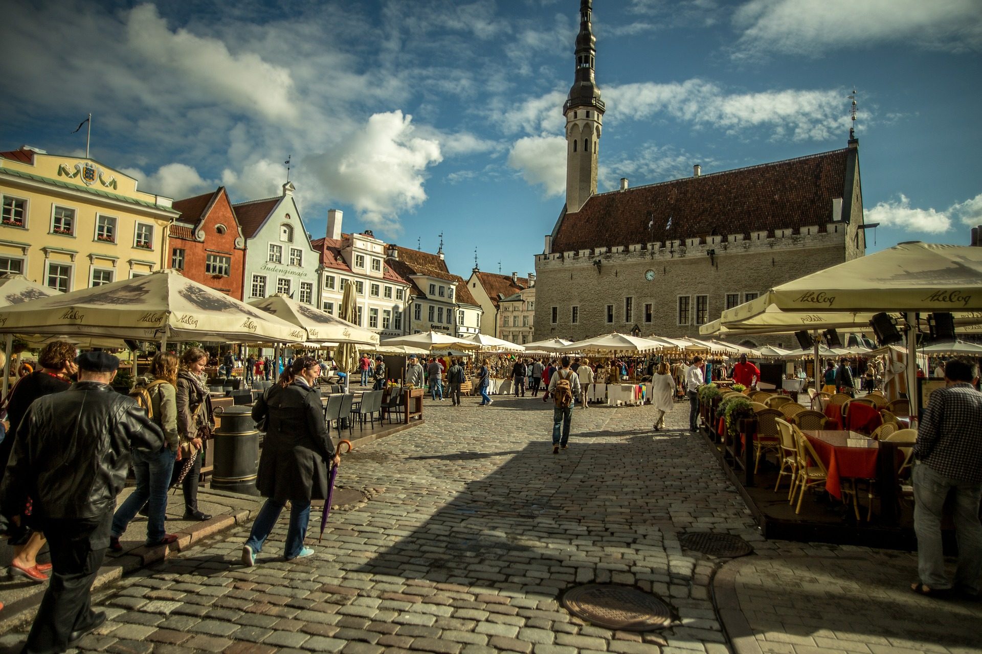 Tallinn - zabytki na Placu Ratuszowym nabierają dodatkowego waloru podczas świąt i festiwali