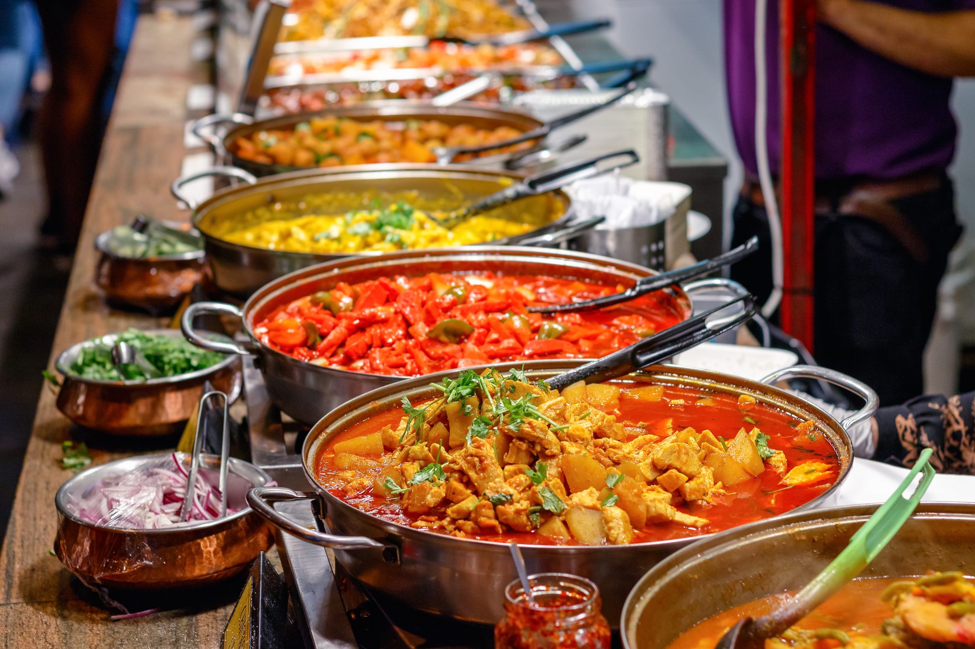 Widok na gotujące się potrawy lankijskie - różne rodzaje curry