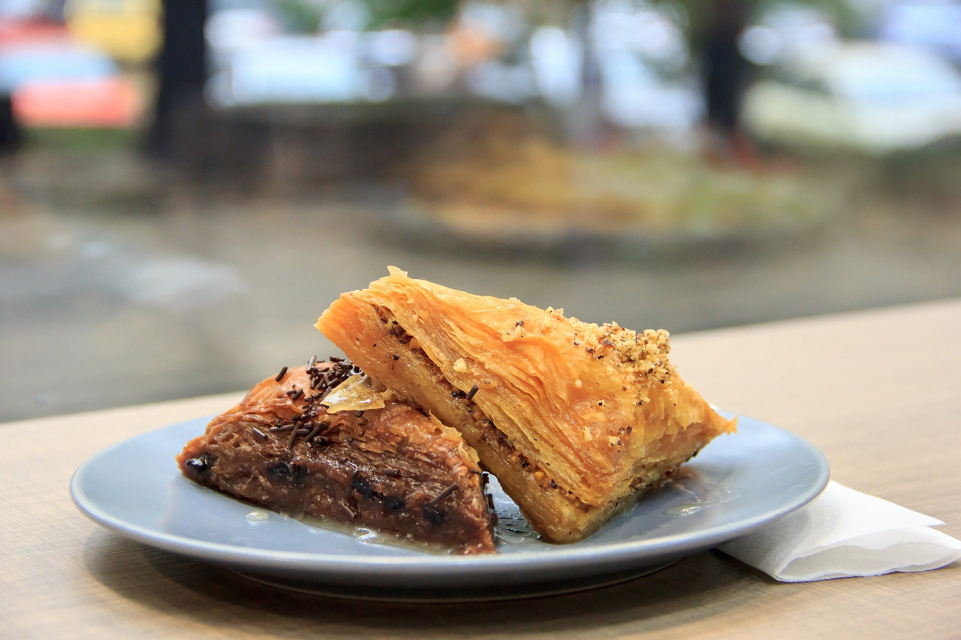 Baklawa - słodkie ciastko znane w kuchni bałkańskiej i tureckiej; co zjeść w Albanii