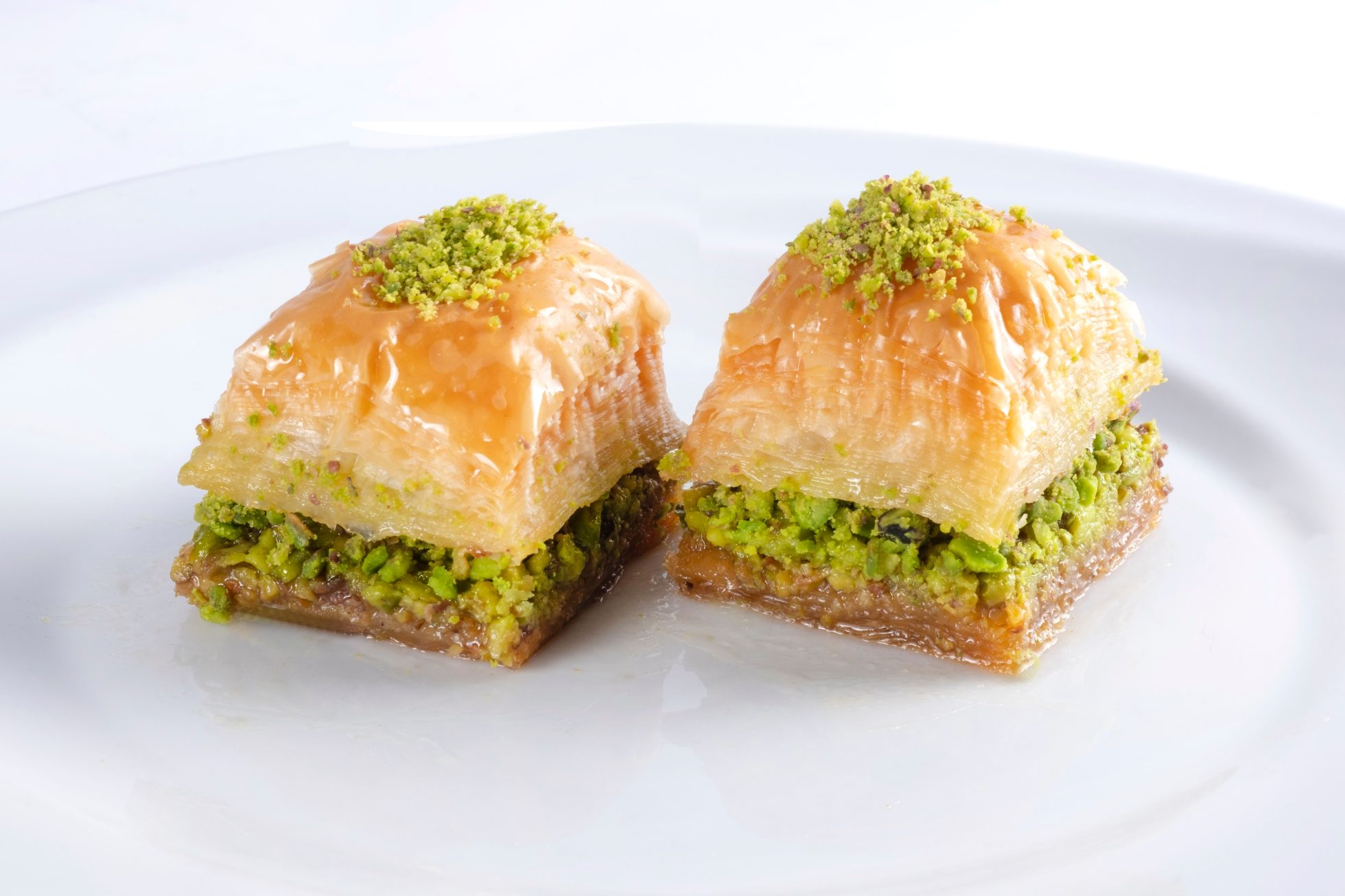 Baklava z pistacjami na talerzu