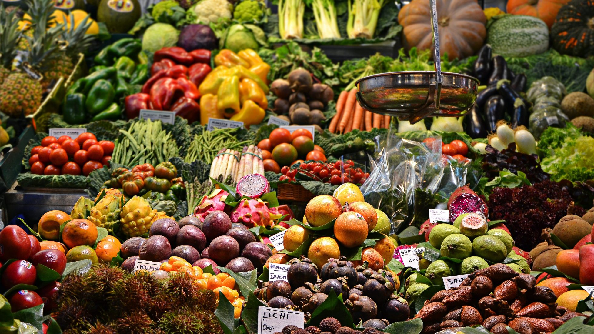 La Boqueria w Barcelonie - stoisko z owocami i warzywami