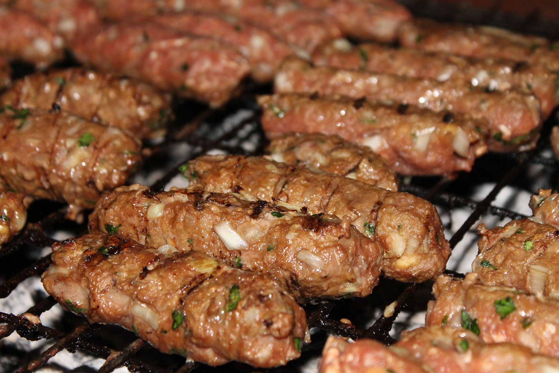 Grillowane paluszki z mięsa mielonego, popularne w krajach bałkańskich