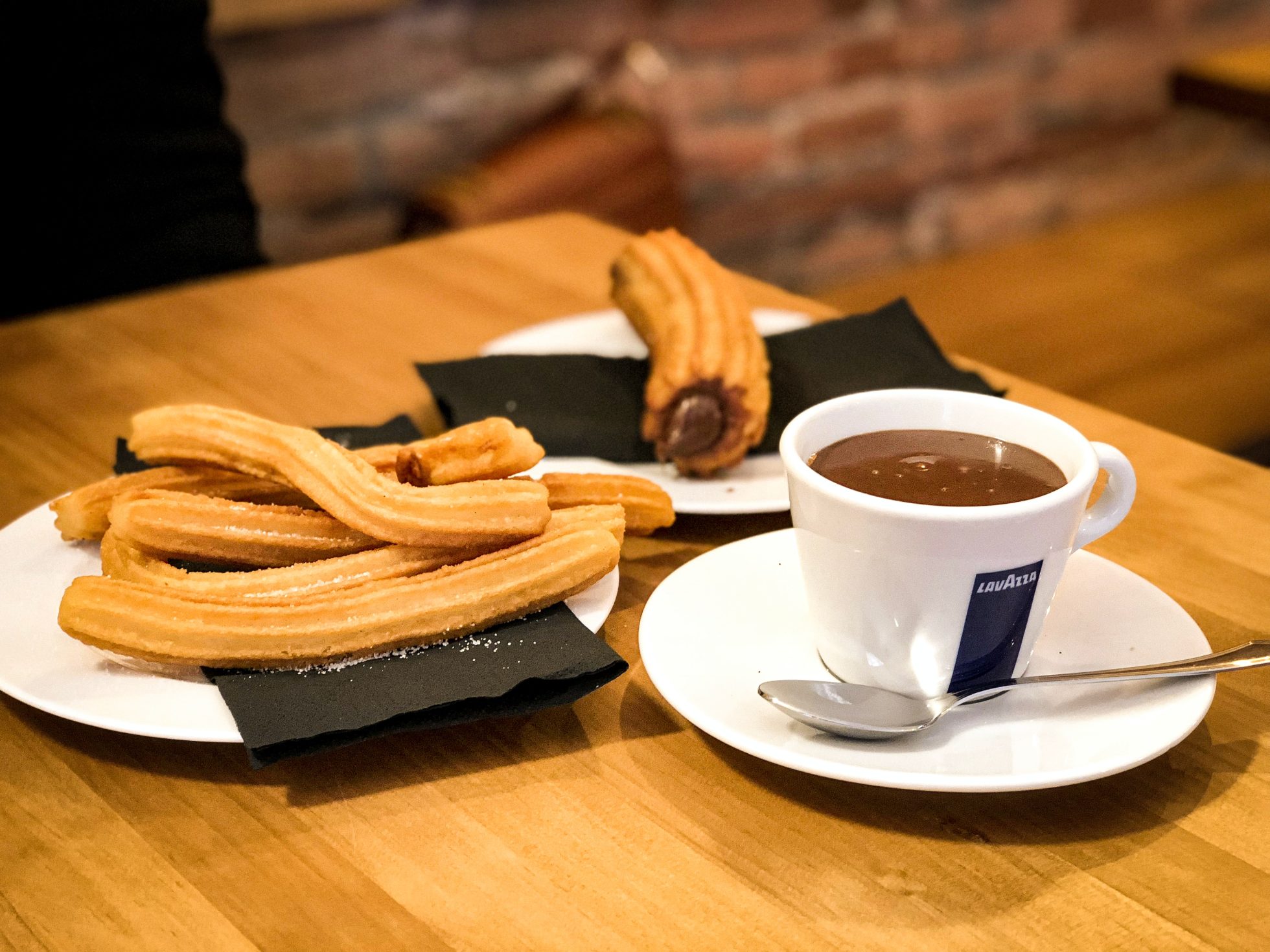 Talerzyki z churros, filiżanka z gorącą czekoladą - co zjeść w Hiszpanii?, Barcelona dla dzieci