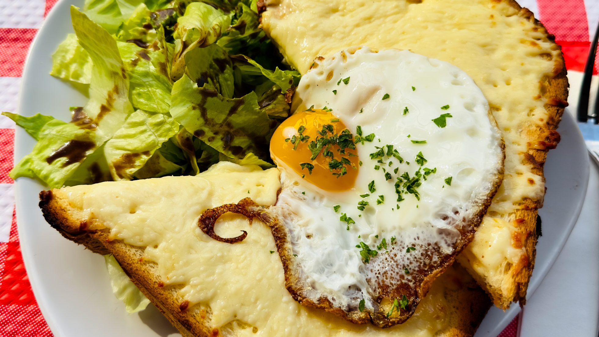 Croque Nadame - francuski tost z serem i szynką oraz jajkiem sadzonym