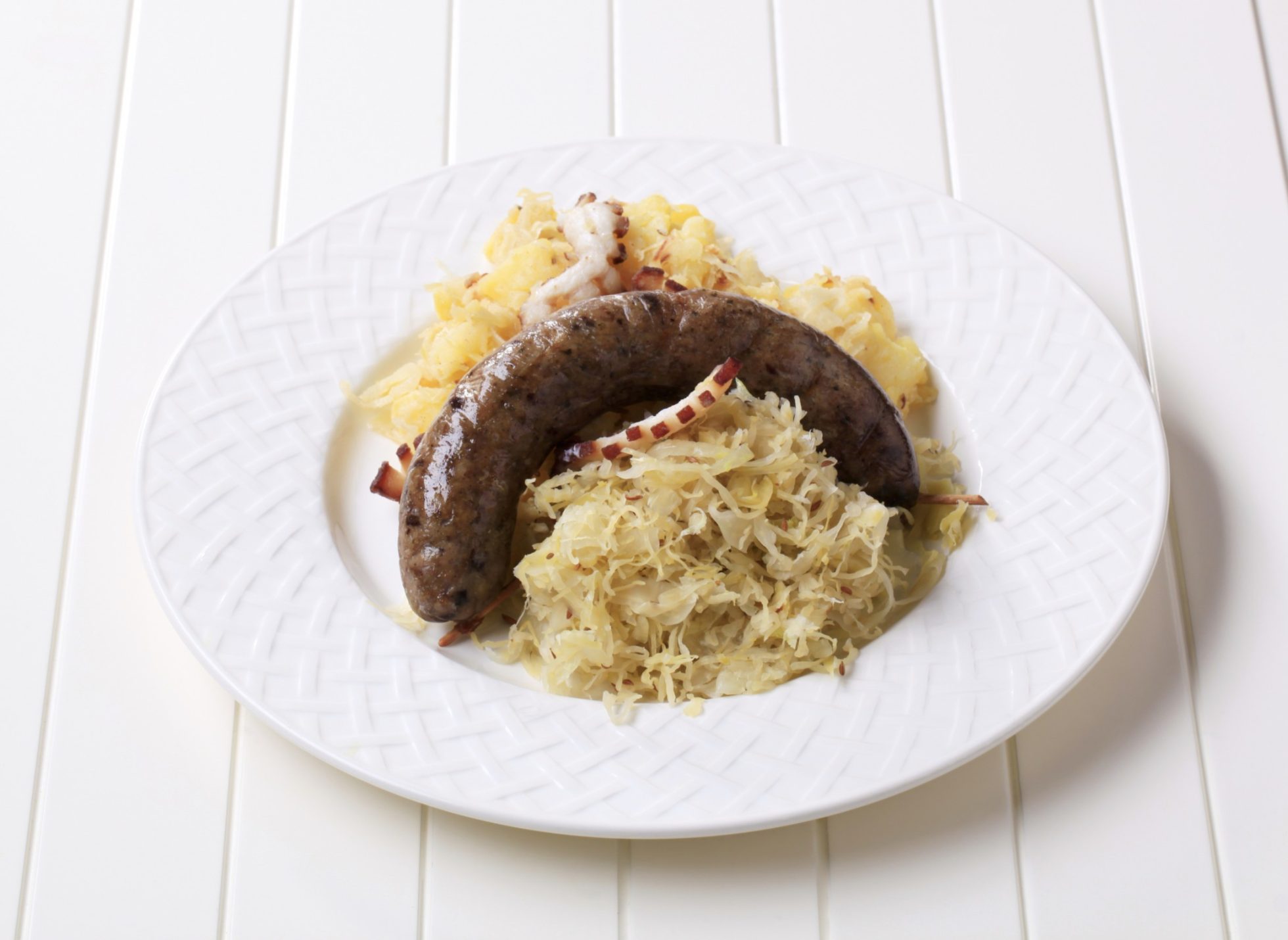 Tradycyjna estońska kiełbasa podana z kapustą