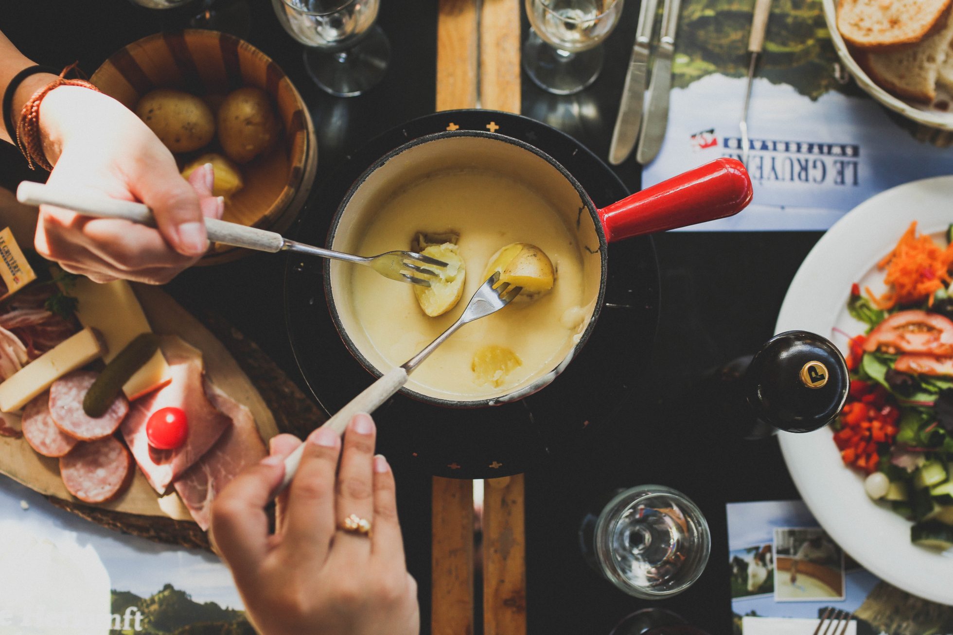 Fondue - maczanie ziemniaków w serze topionym