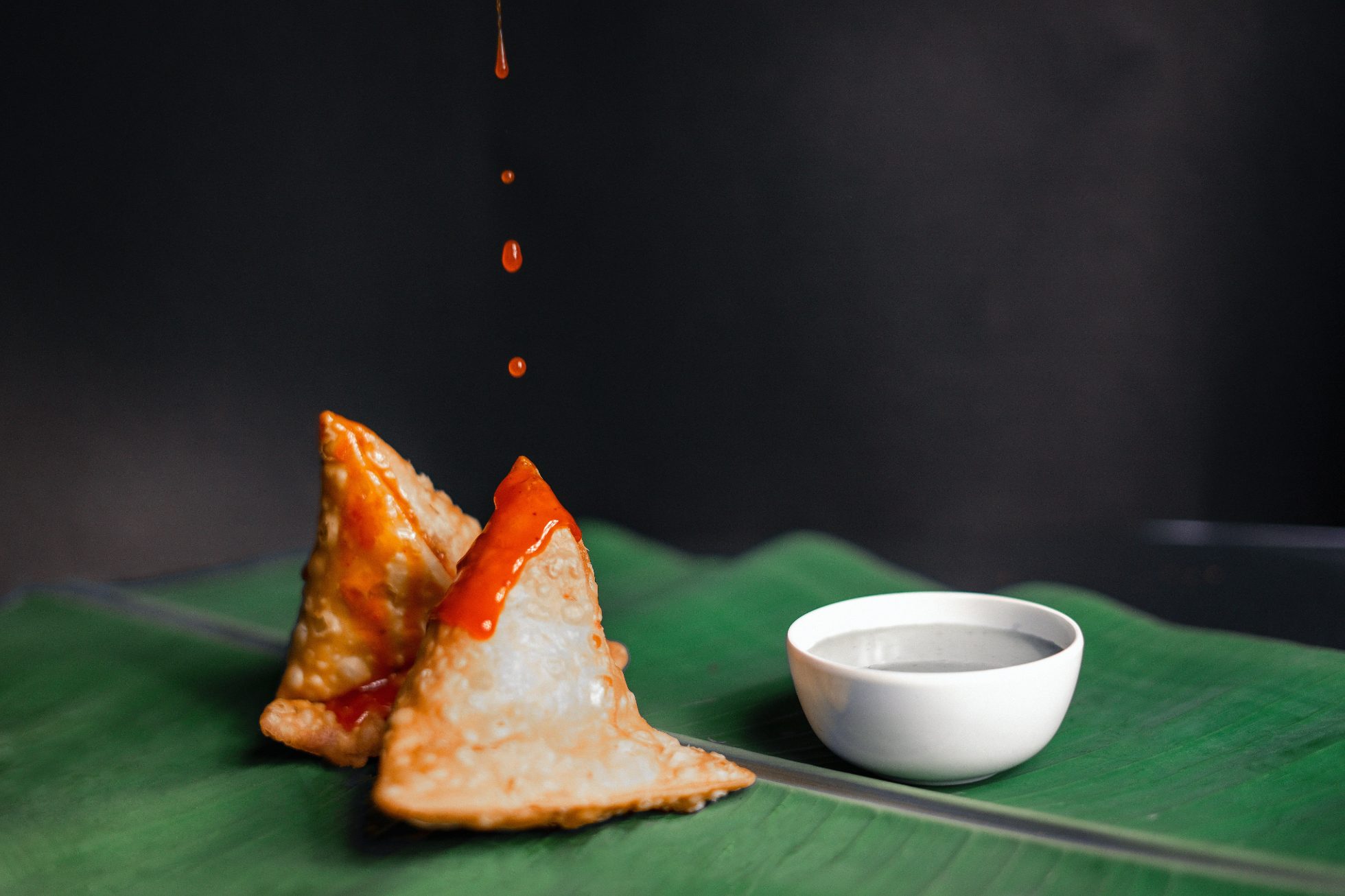 Indyjskie pierożki samosa z pikantnym sosem