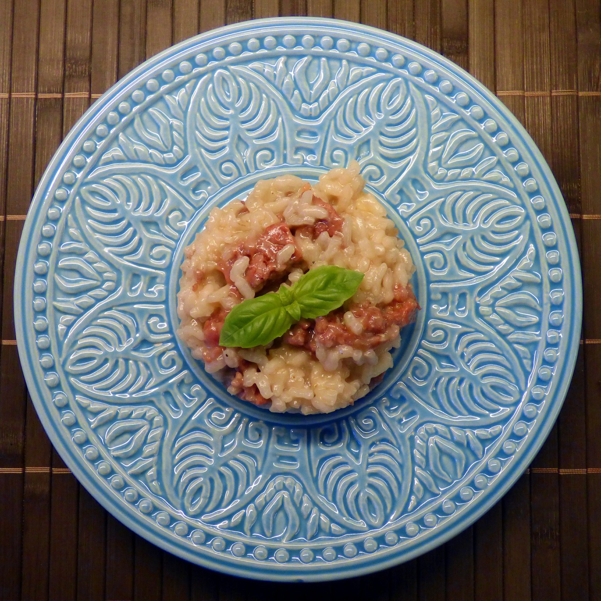 Risotto podane na talerzu w kolorze błękitnym