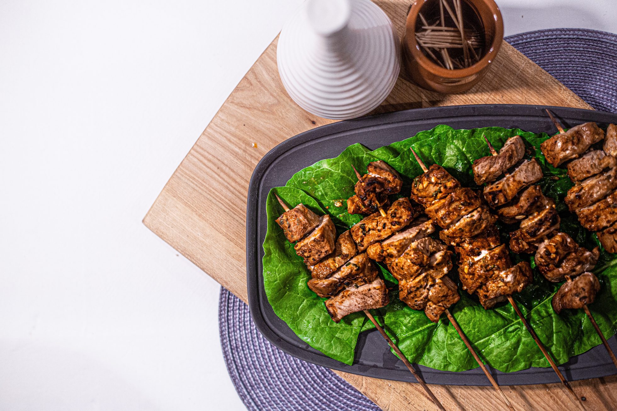 Turecki kebab podany na liściu sałaty