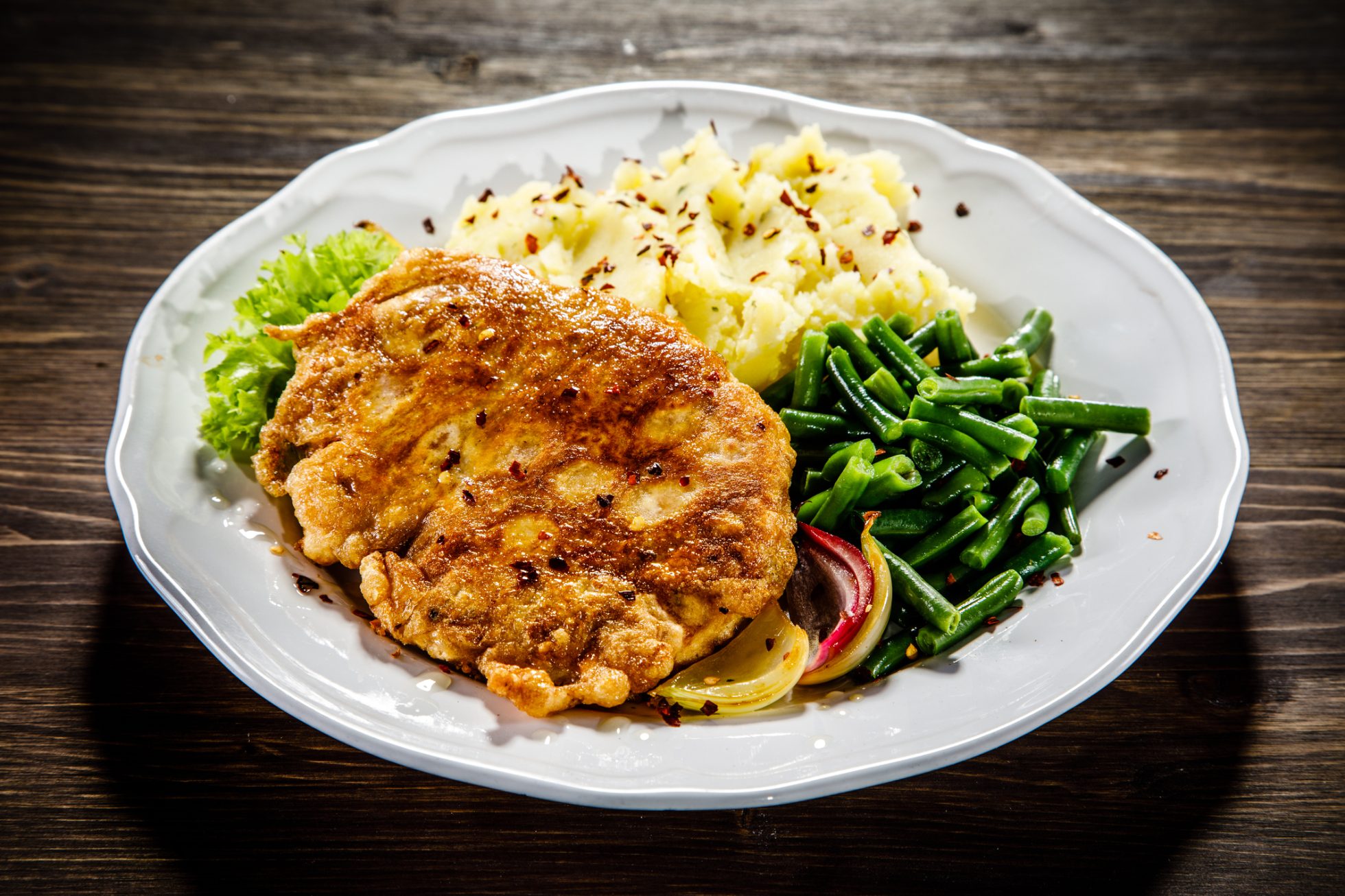 Smażony kotlet z ziemniakami i fasolką - schabowy po lubelsku