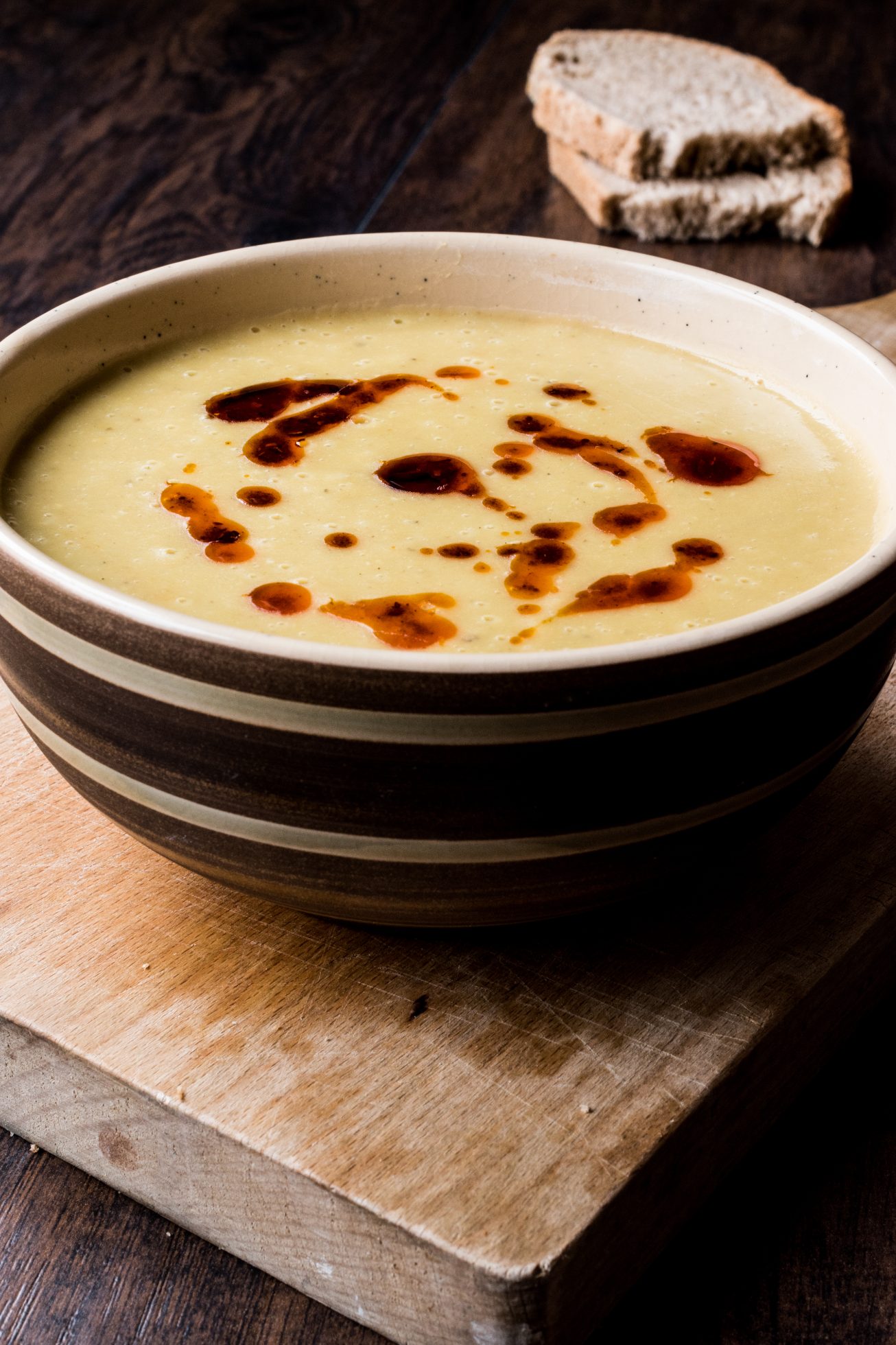 Zupa z soczewicy po turecku z sosem z masła klarowanego / Mercimek çorbası na drewnianej powierzchni