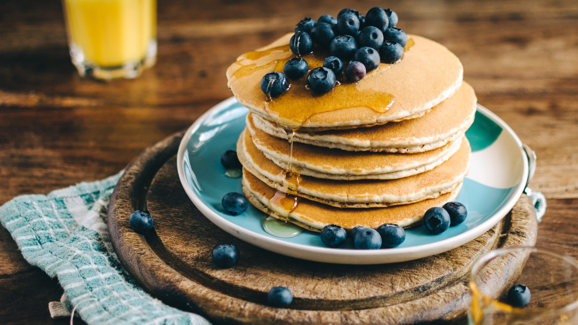 Kanadyjskie pancakes z syropem klonowym i borówkami